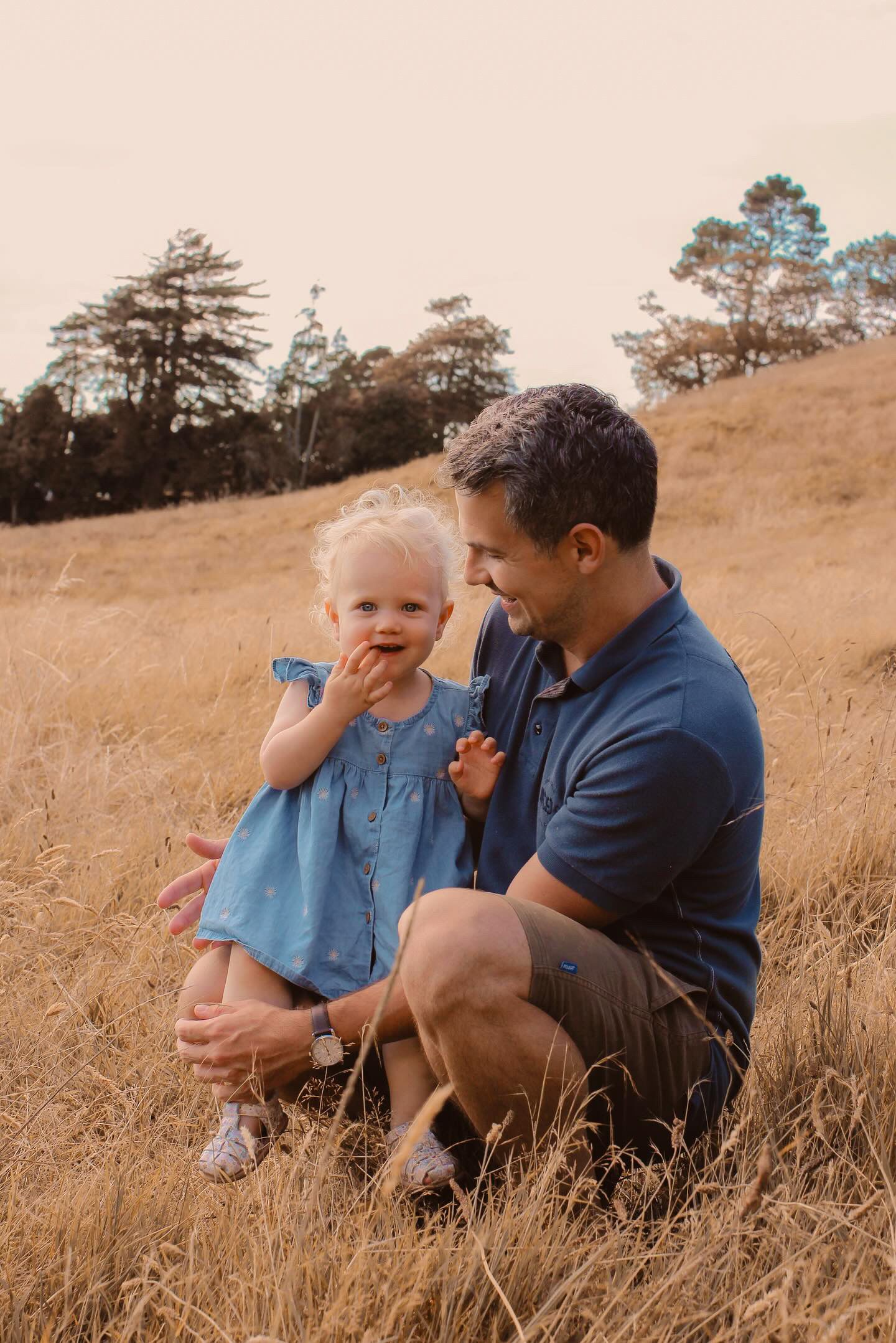Family Photographer based in Auckland. Photographing during golden hour.  Photos taken at Cornwall Park. Taking candid photos.