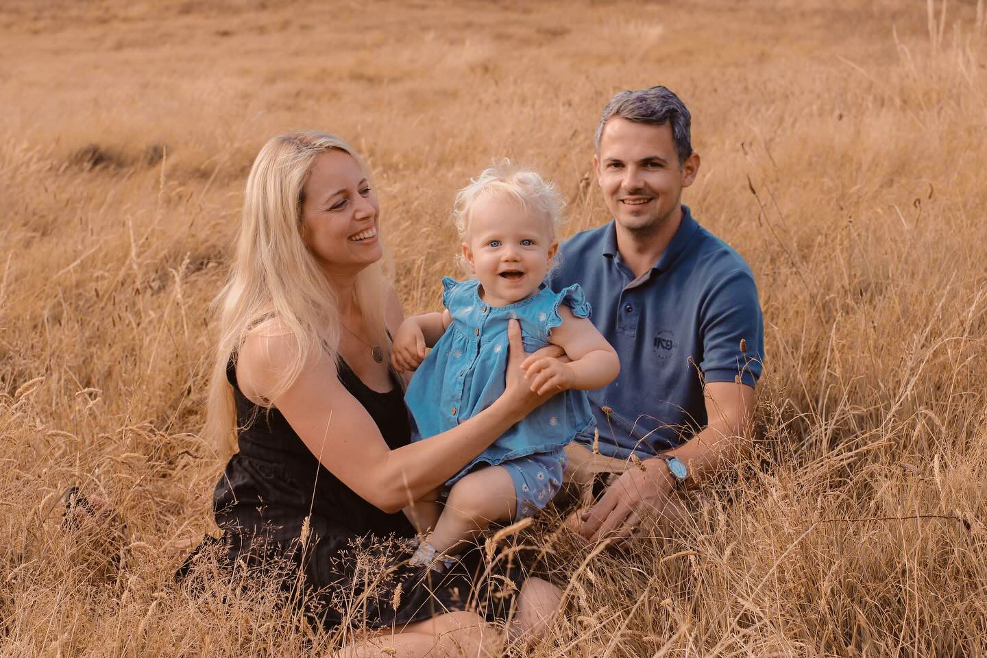 Family Photographer based in Auckland. Photographing during golden hour.  Photos taken at Cornwall Park. in the long tall grass.