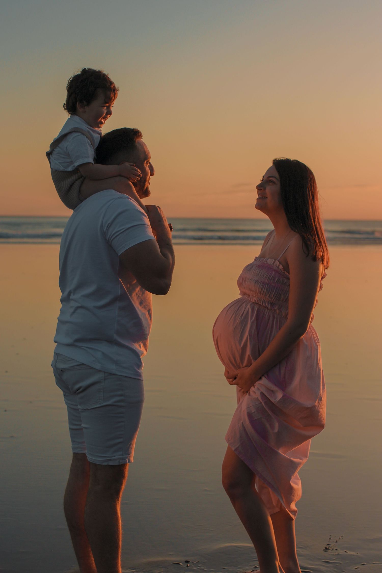 Maternity Photographer based in Auckland. Photographing during golden hour.