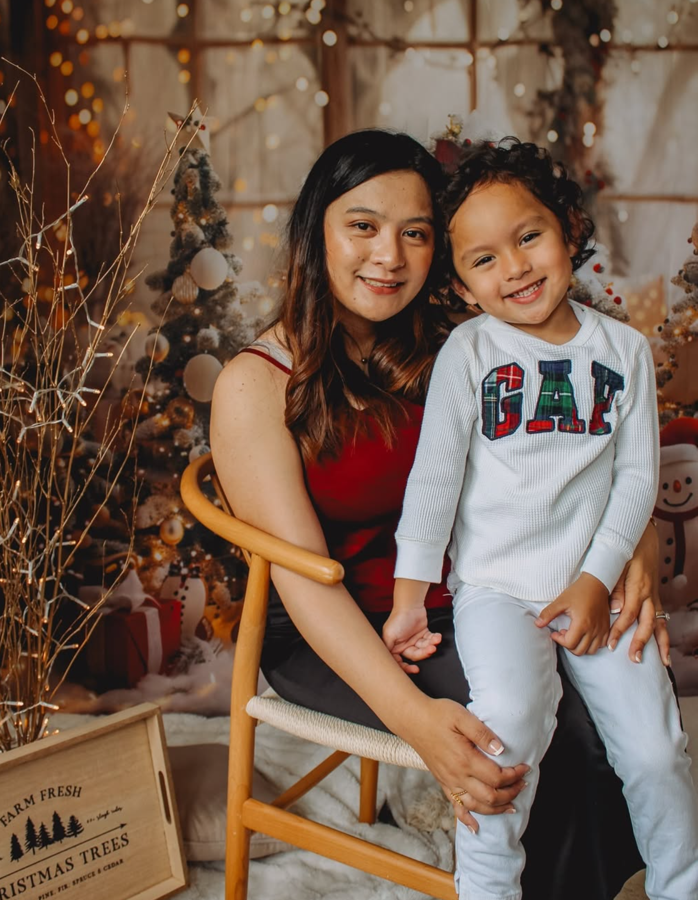 Warm golden Christmas mini sessions photos, Auckland studio, for families and children.