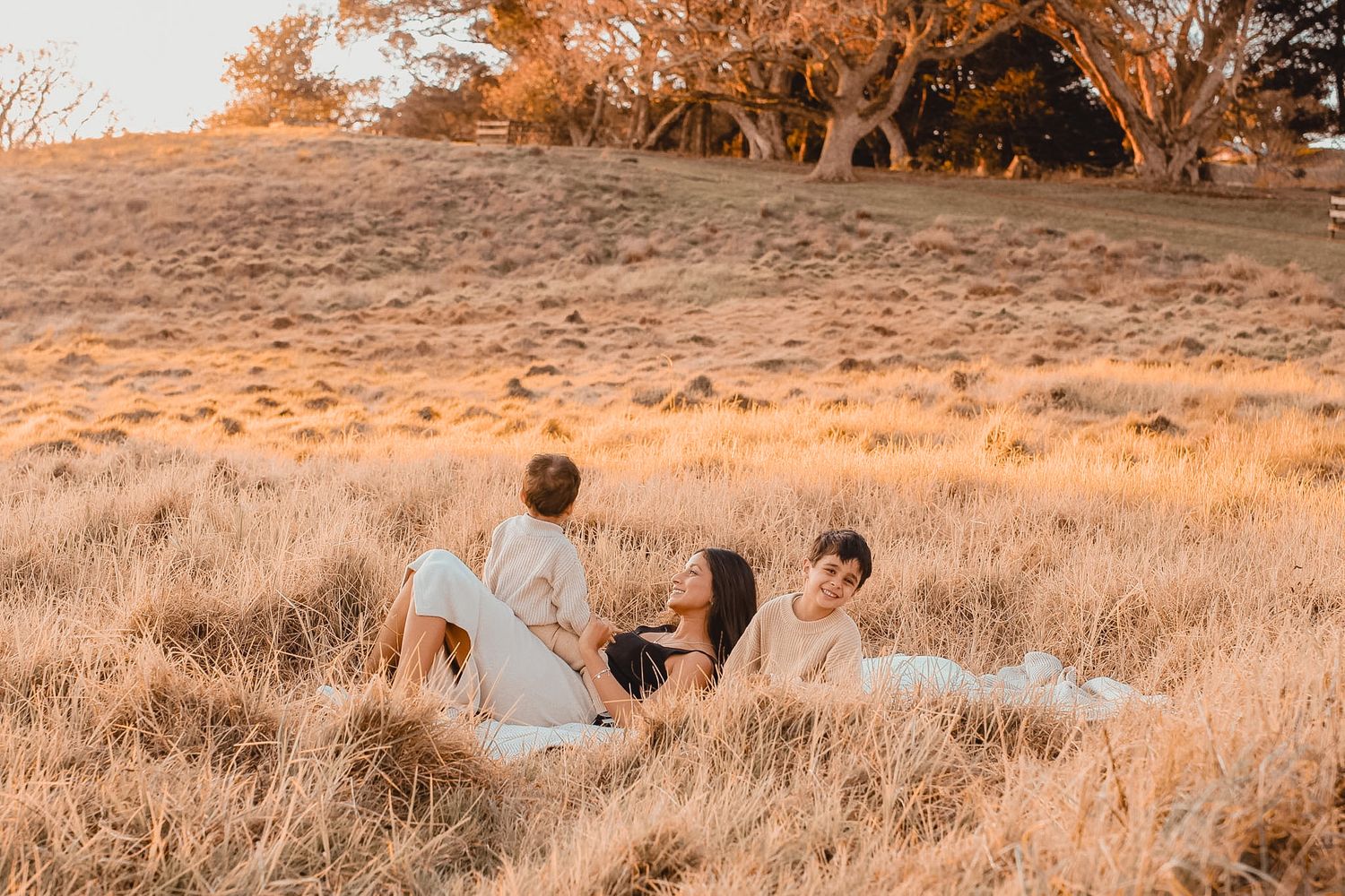 Auckland family photographer. Capturing playful moments, laughs and love.