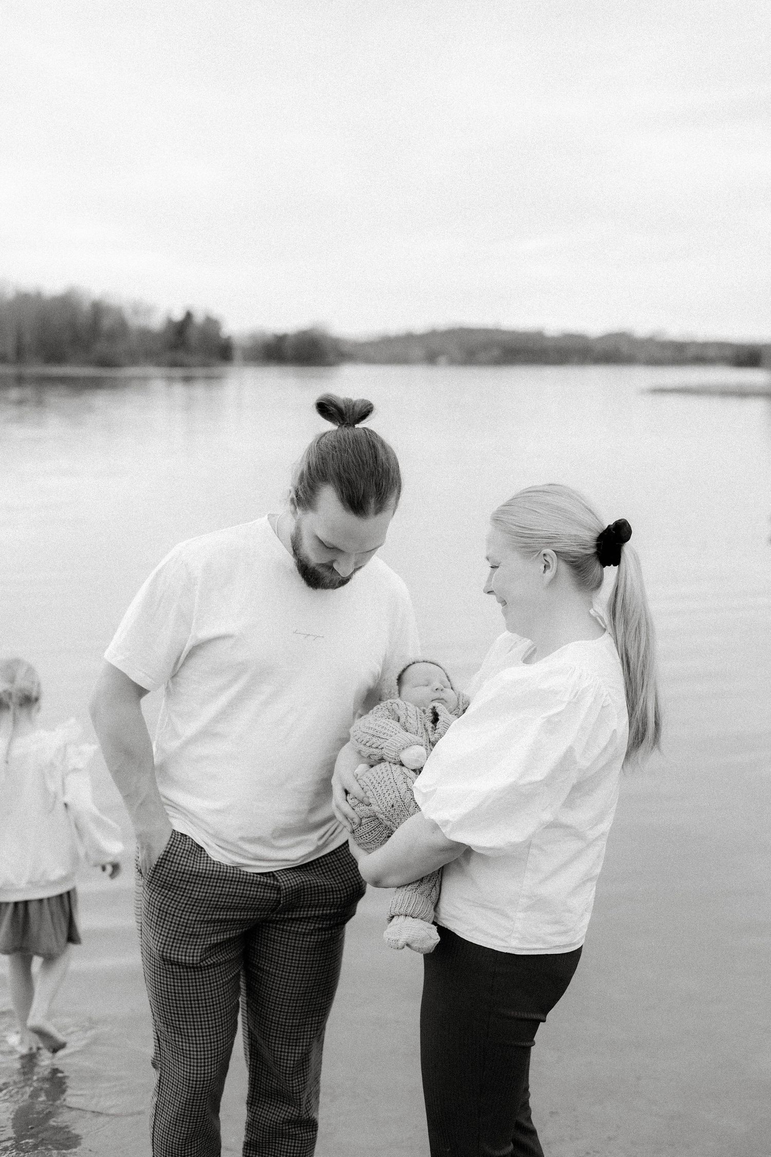 Perhekuvaus järvenrannalla