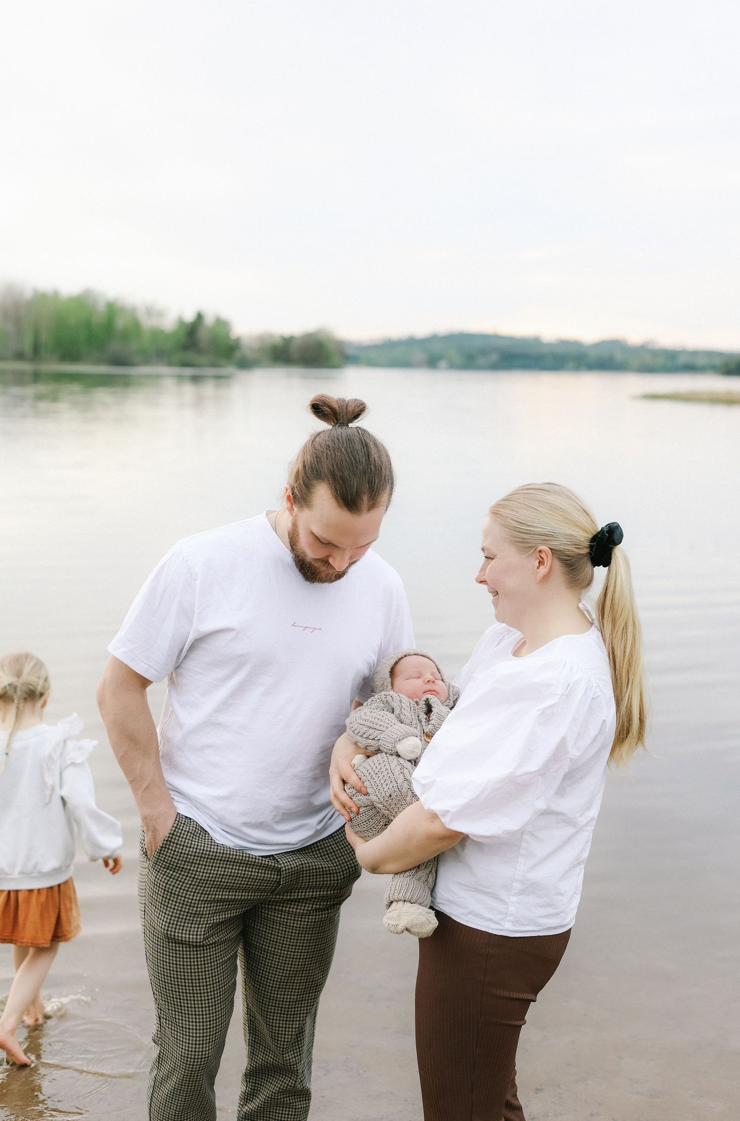 Perhekuvaus järvenrannalla