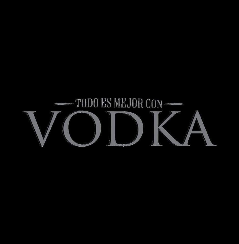 Text graphic in Spanish and English stating 'Todo es mejor con VODKA' on a black background.