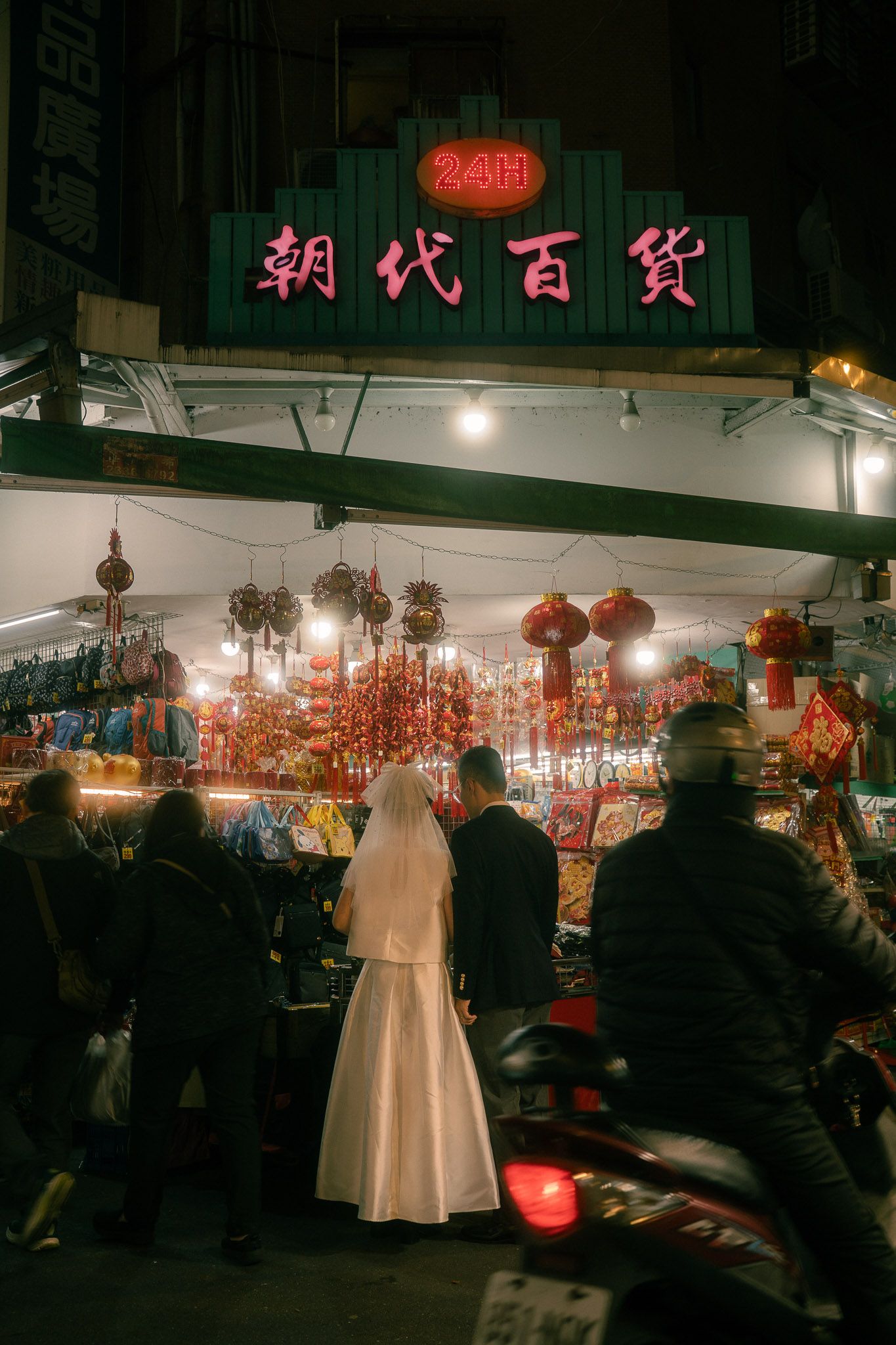 Couple standing beneath the vintage Chaodai Department Store sign during a Taipei night market pre-wedding session
