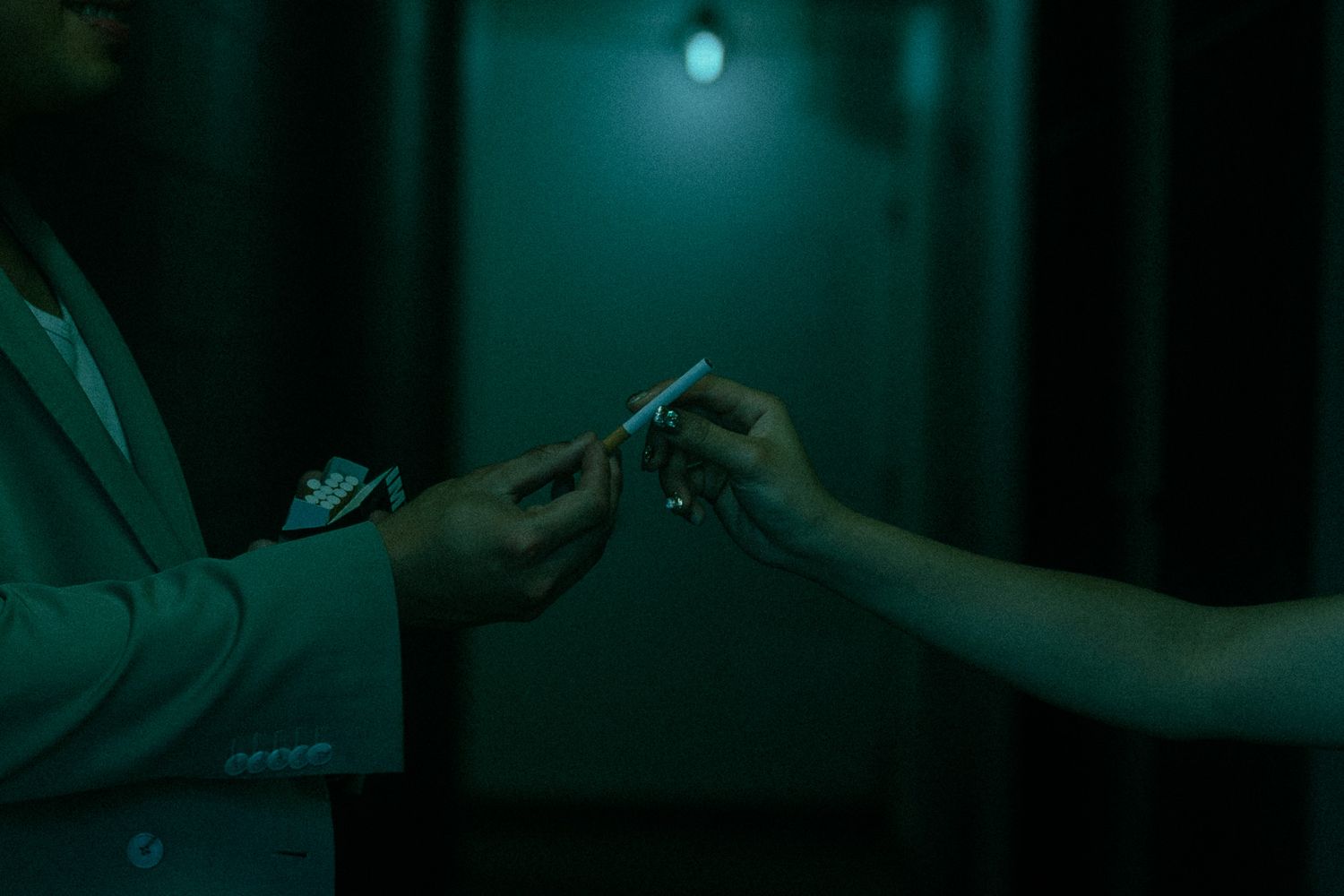 COUPLES pre-wedding in Taiwan passing cigarette inspired by the MOOD OF
1980S & 1990S EAST ASIAN CINEMA