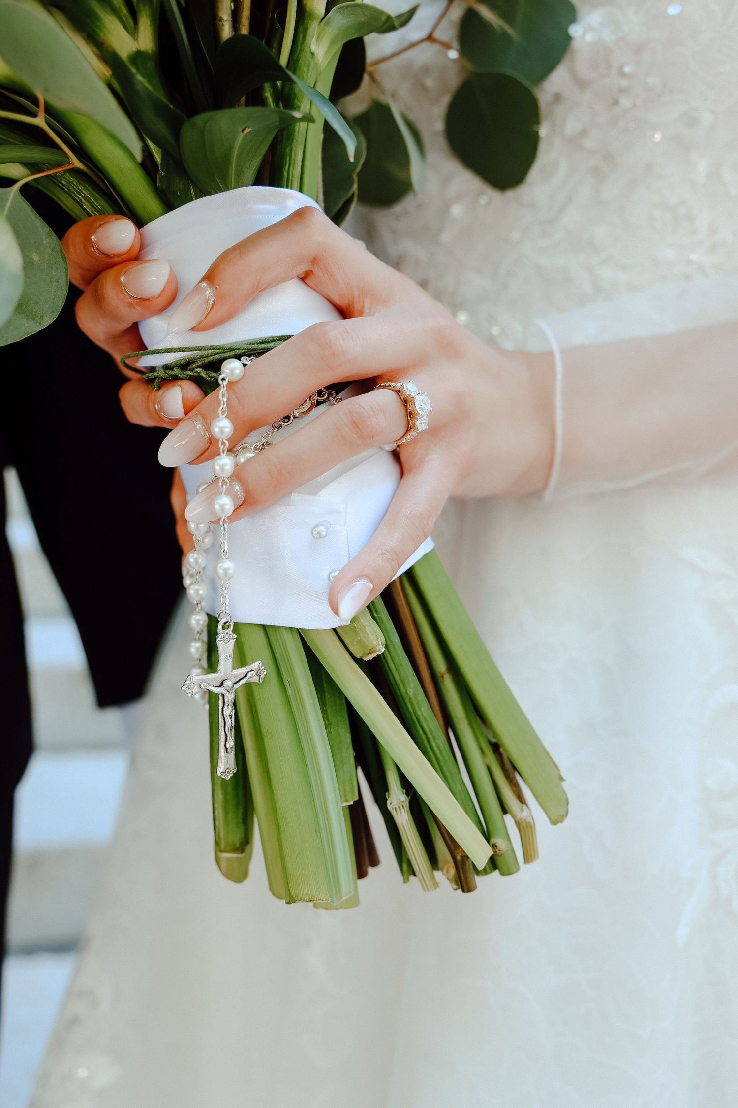 Bride’s bouquet wrapped with a rosary, capturing a sacred Catholic wedding moment filled with devotion, elegance, and meaningful tradition.