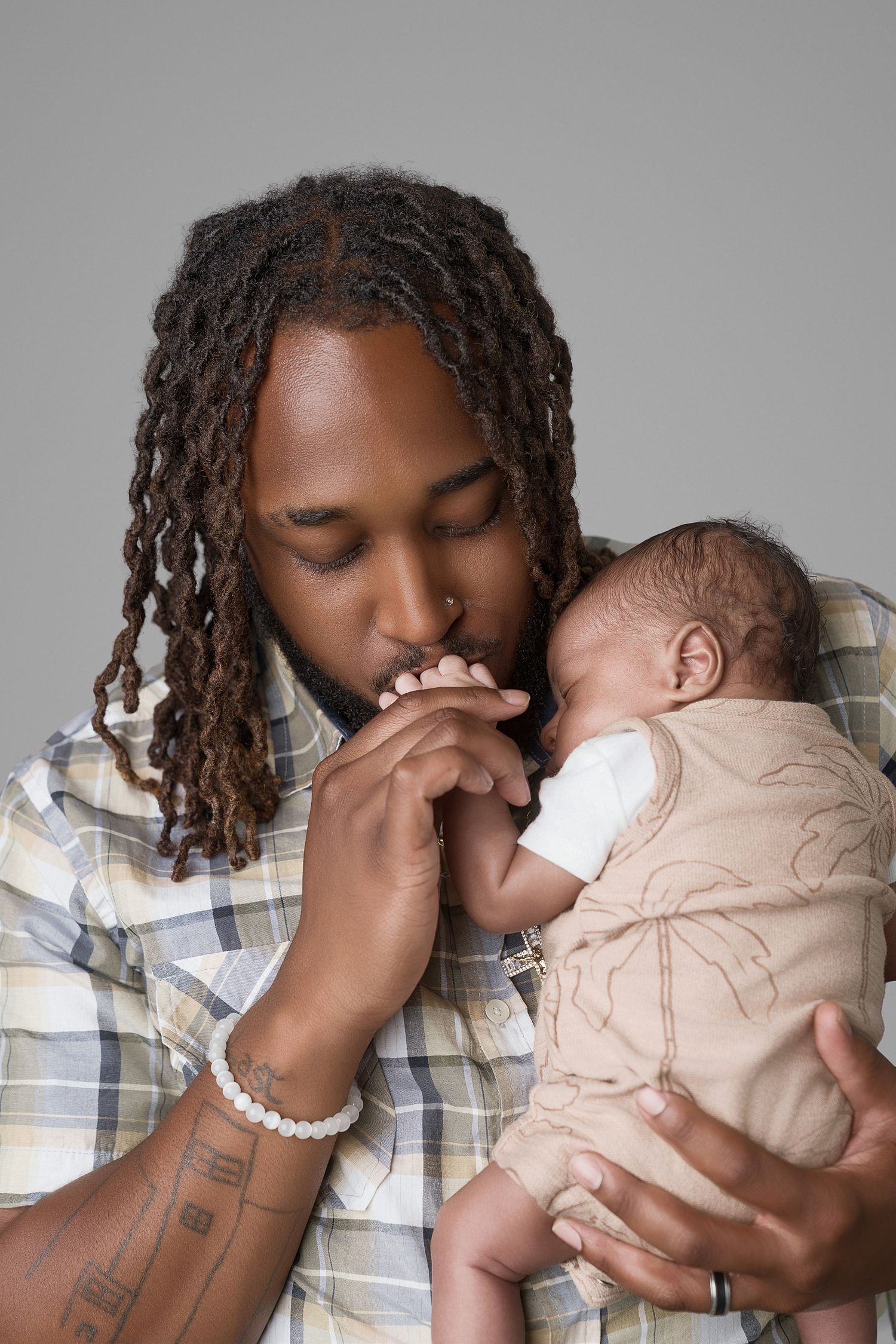 Newborn family photographer serving Arlington and DFW