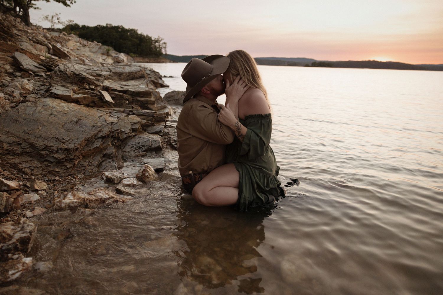 Intimate couples photos in natural light