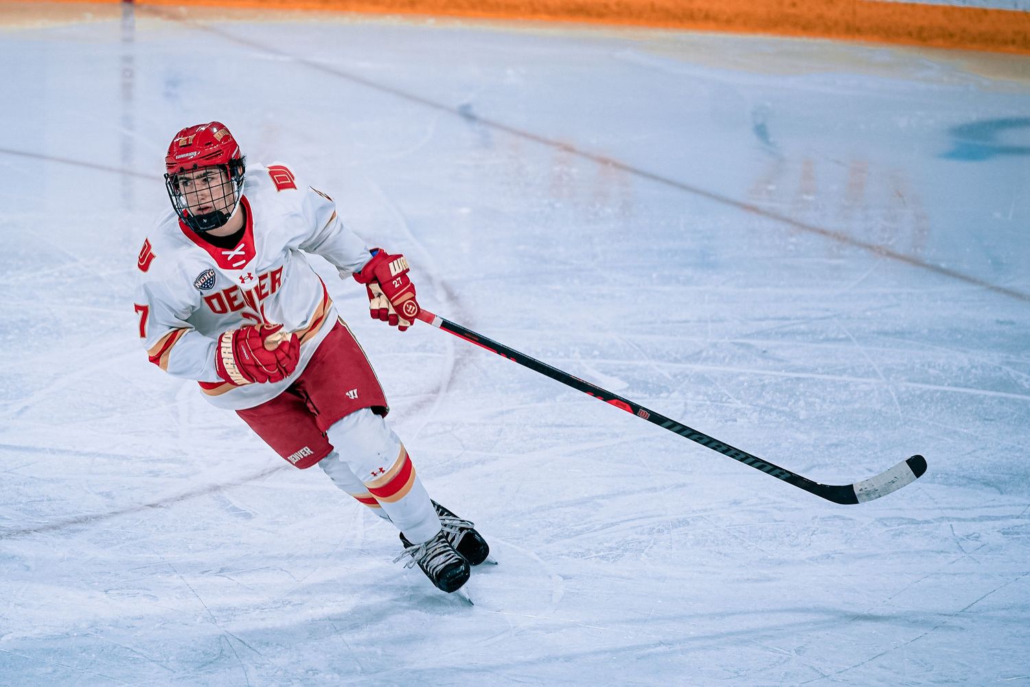 Hockey player in white jersey skate.