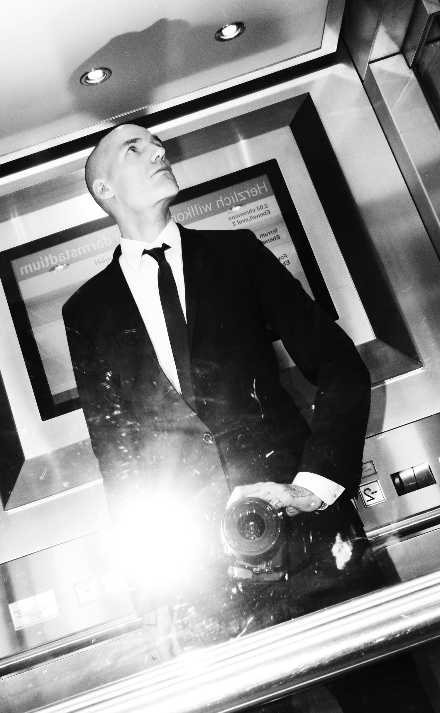 Thomas Keysser, flashy suit-selfie in an elevator mirror