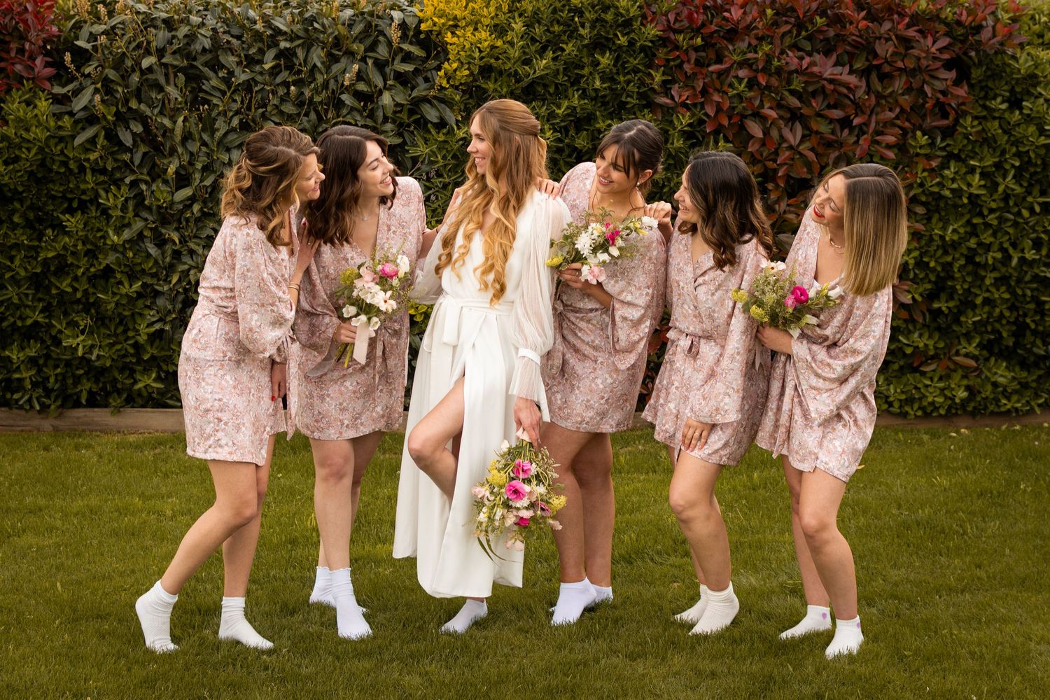 Photos de la mariée avec ses demoiselles d'honneur pendant les préparatifs le jour du mariage