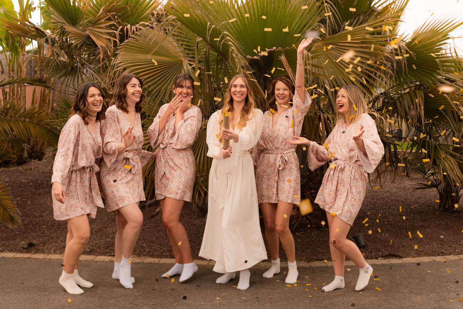 Photos de la mariée avec ses demoiselles d'honneur pendant les préparatifs le jour du mariage