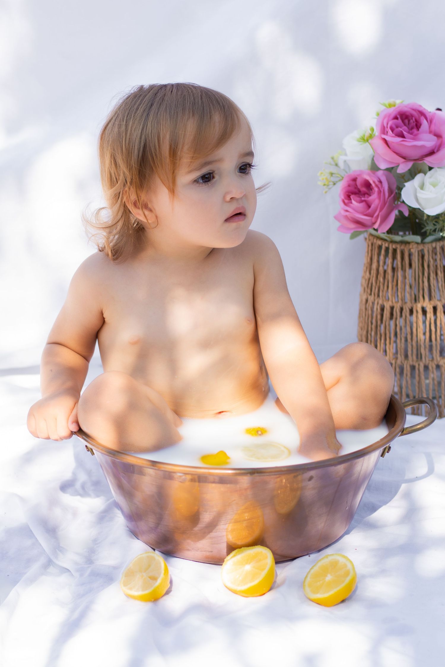 Séance photo bain de lait bébé en extérieur