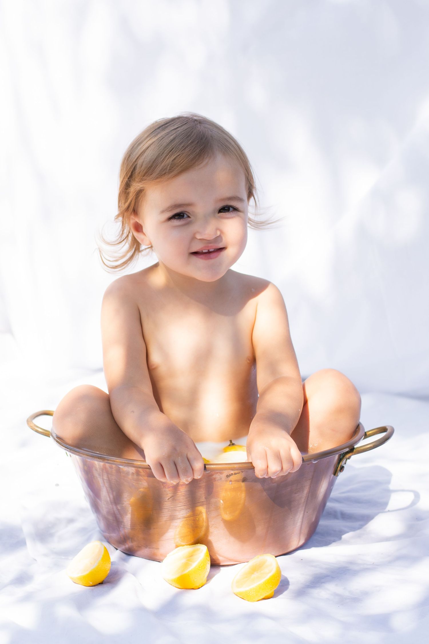 Séance photo bain de lait bébé en extérieur