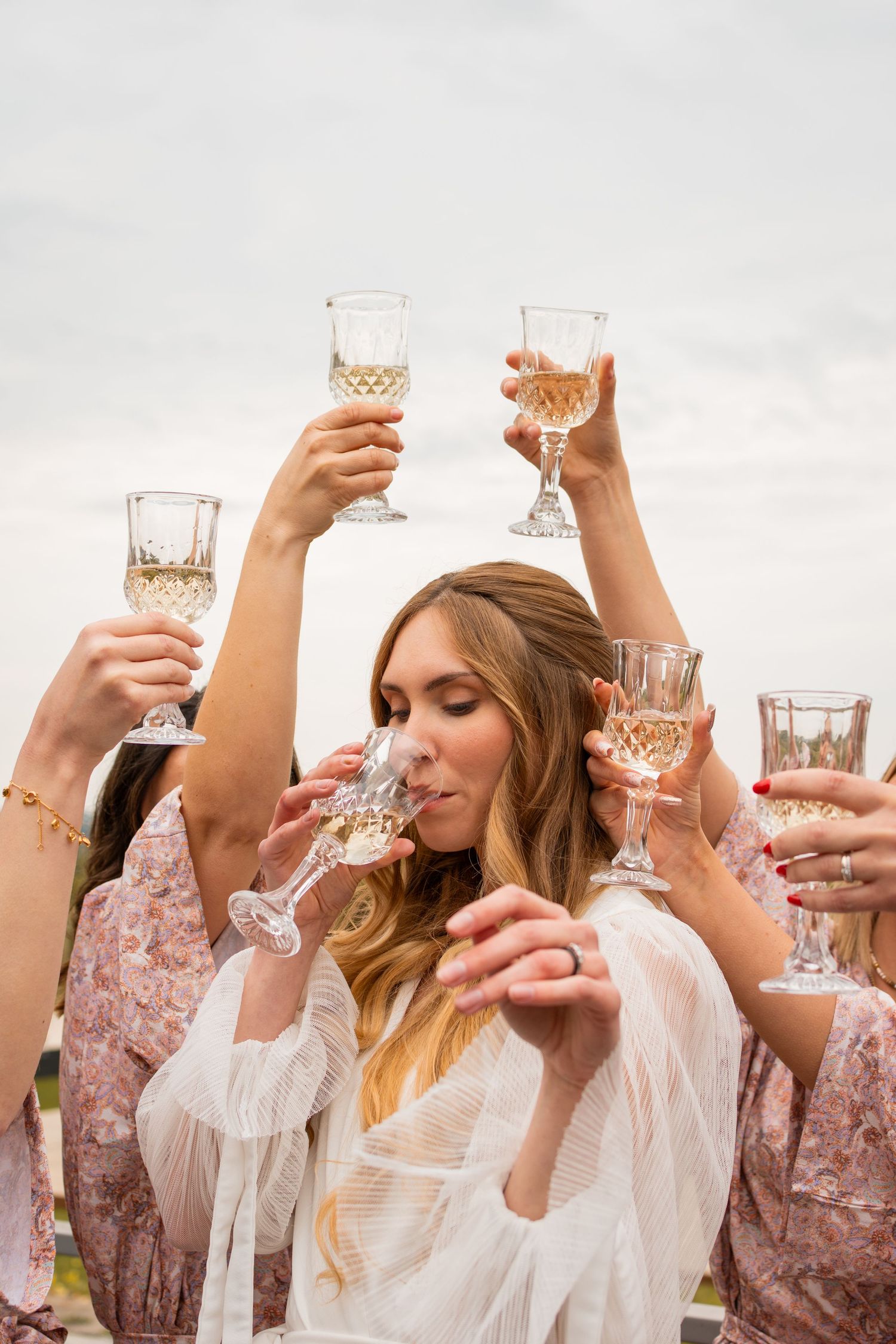 Photos de la mariée avec ses demoiselles d'honneur pendant les préparatifs le jour du mariage