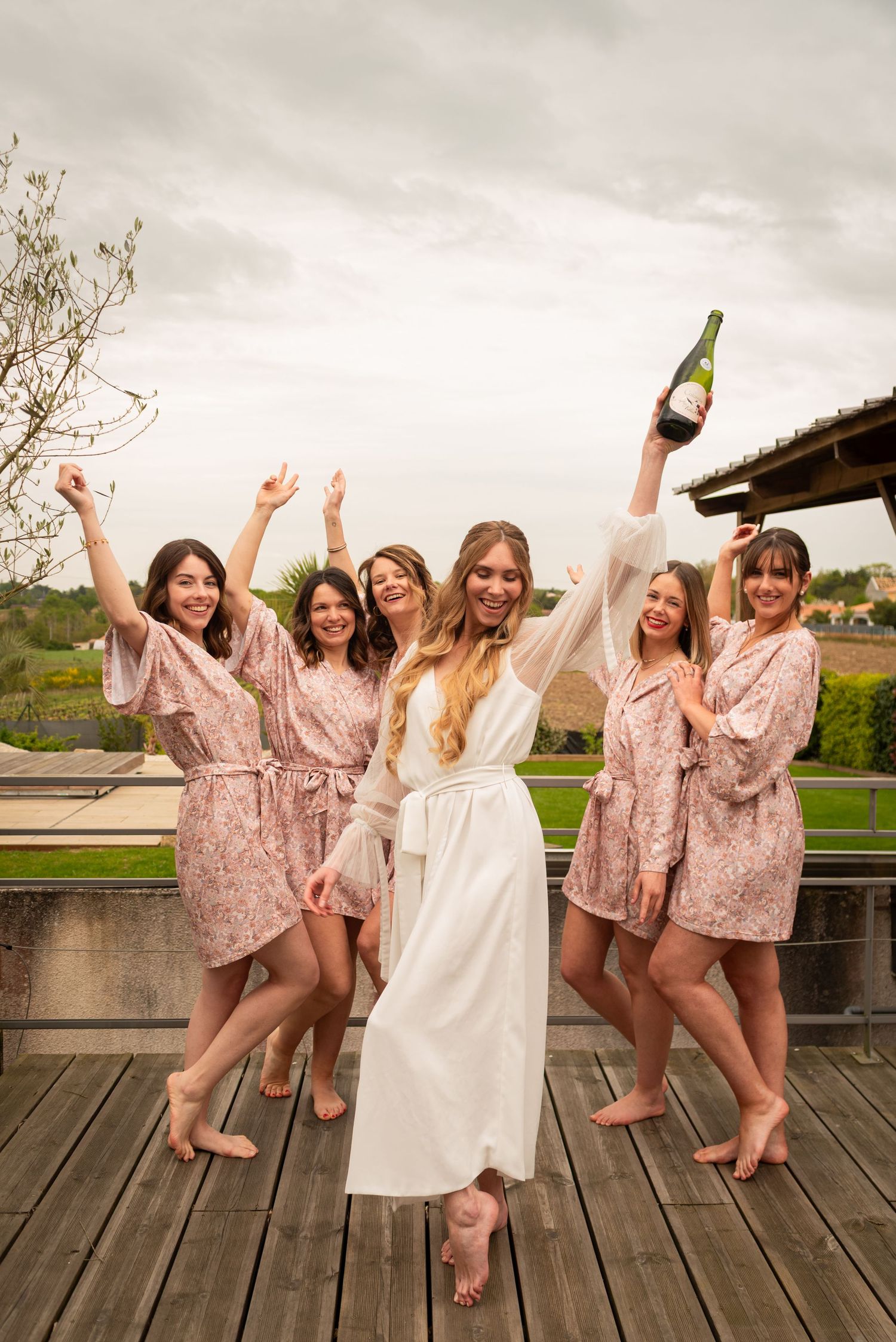 Photos de la mariée avec ses demoiselles d'honneur pendant les préparatifs le jour du mariage