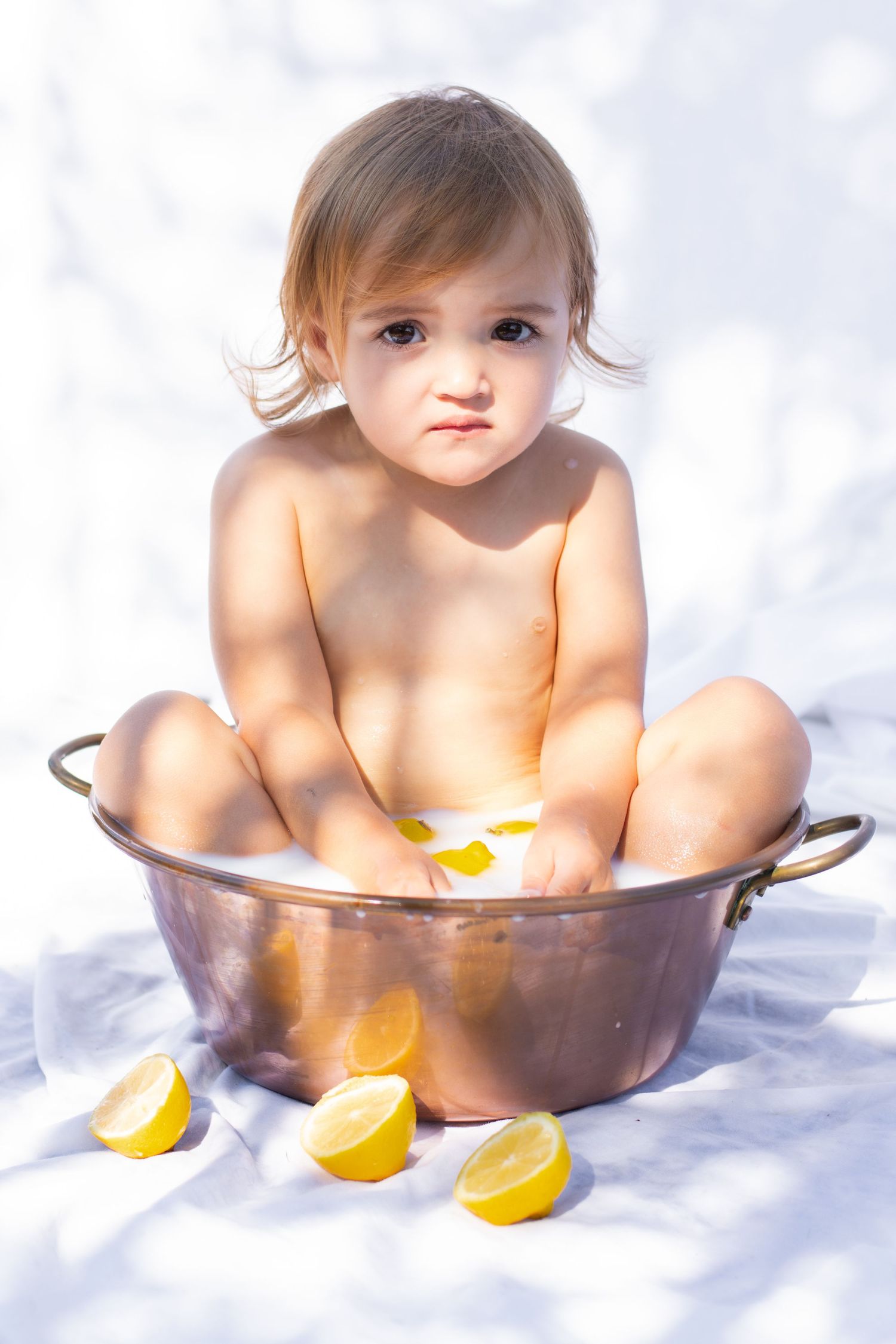 Séance photo bain de lait bébé en extérieur