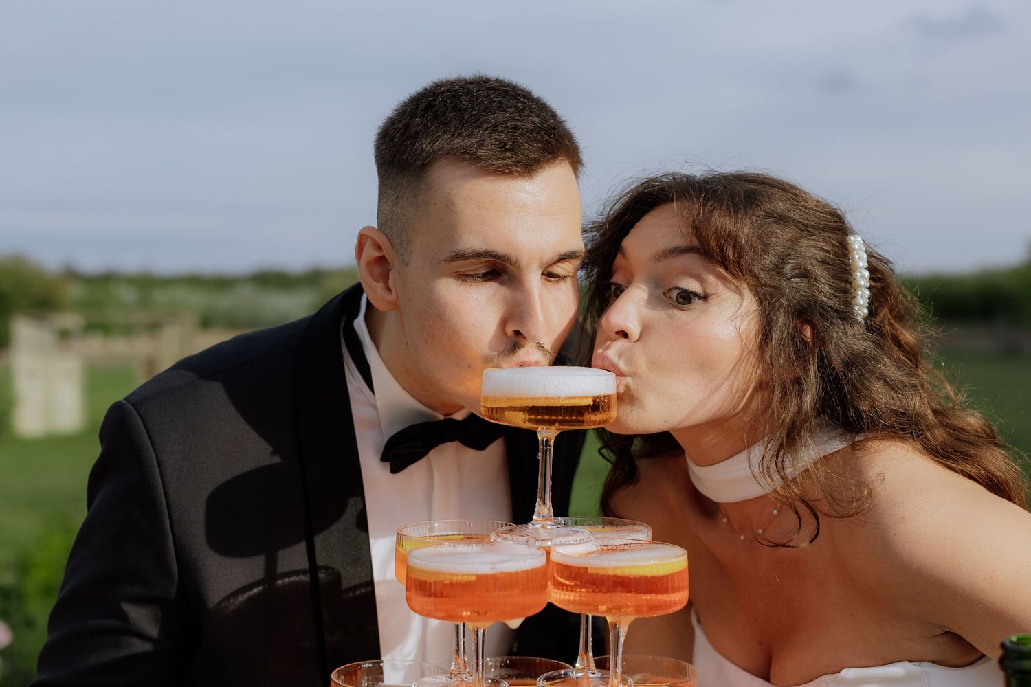 Pezsgőtorony percek a menyasszonnyal és vőlegénnyel a Deák Udvarházban Kakucson