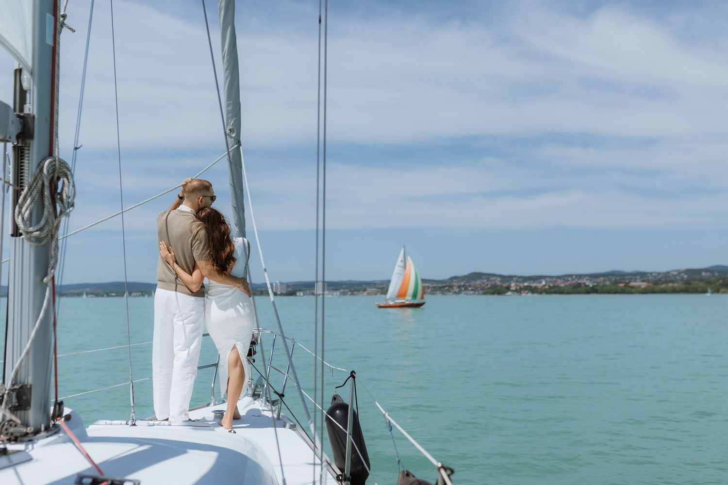Szerelmes pár fotózása vitorláson a Balaton közepén természetes fényben