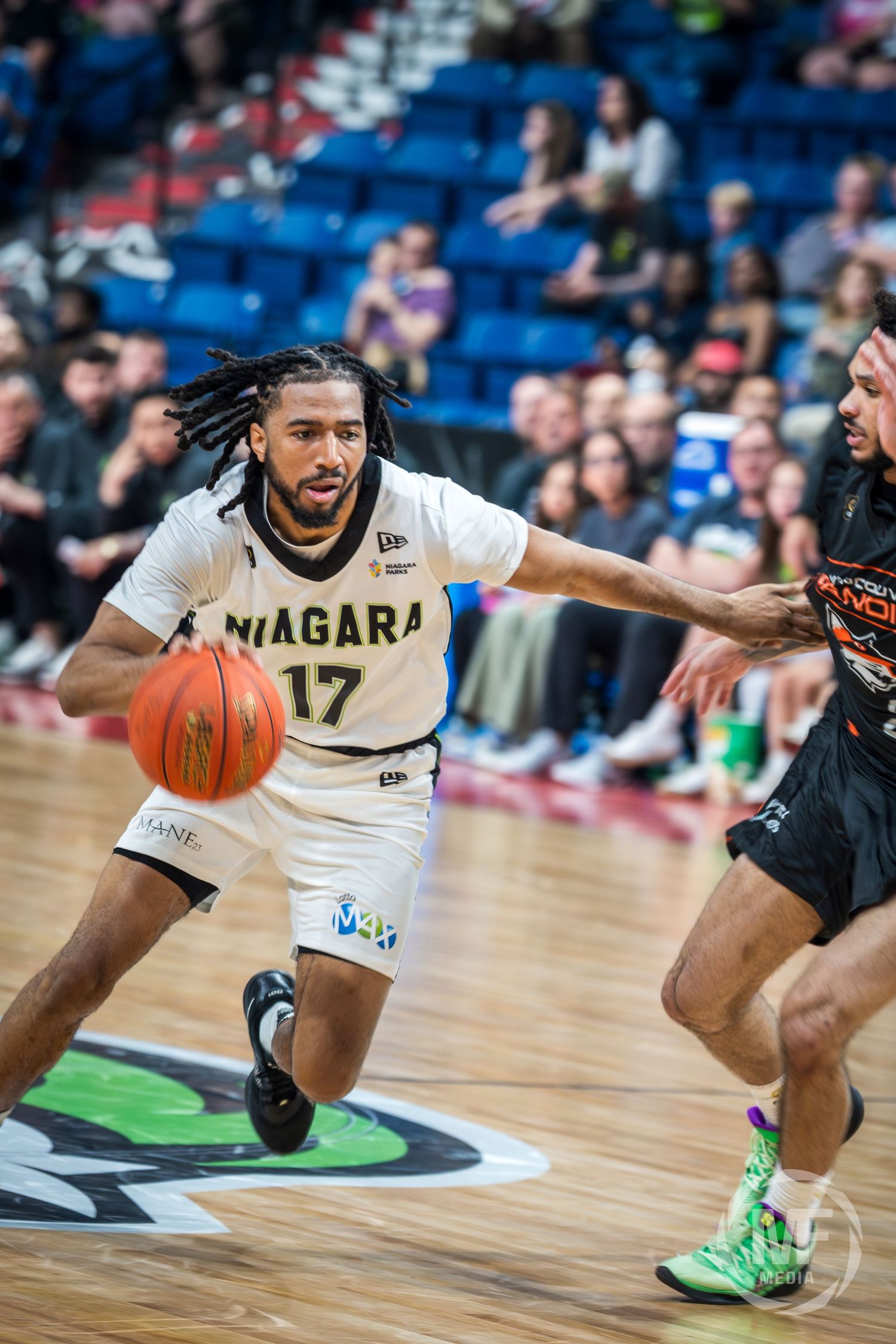Niagara River Lions #17 drives past a Vancouver Bandits defender during a CEBL basketball game.