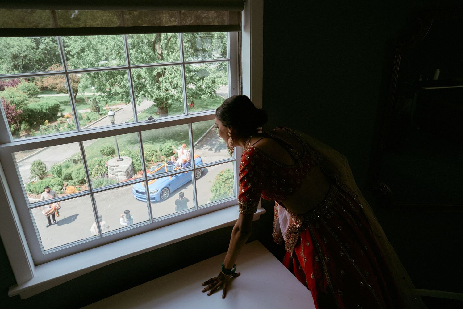 Nelstudios photographs a bride at the Beach & Yacht Club in Mamaroneck NY, in Westchester, where the bride looks out the window.
