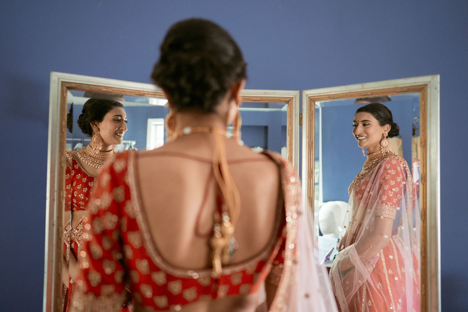 Nelstudios photographs a bride at the Beach & Yacht Club in Mamaroneck NY, in Westchester, where the bride looks at her reflection.