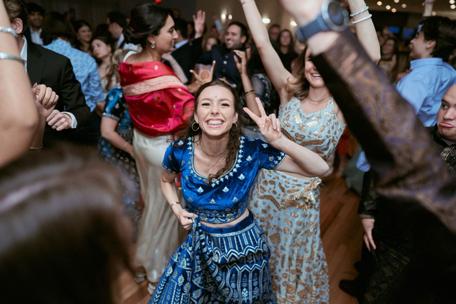 Nelstudios photographs a wedding at the Beach & Yacht Club in Mamaroneck NY, in Westchester, where the guest dances on the dance floor.