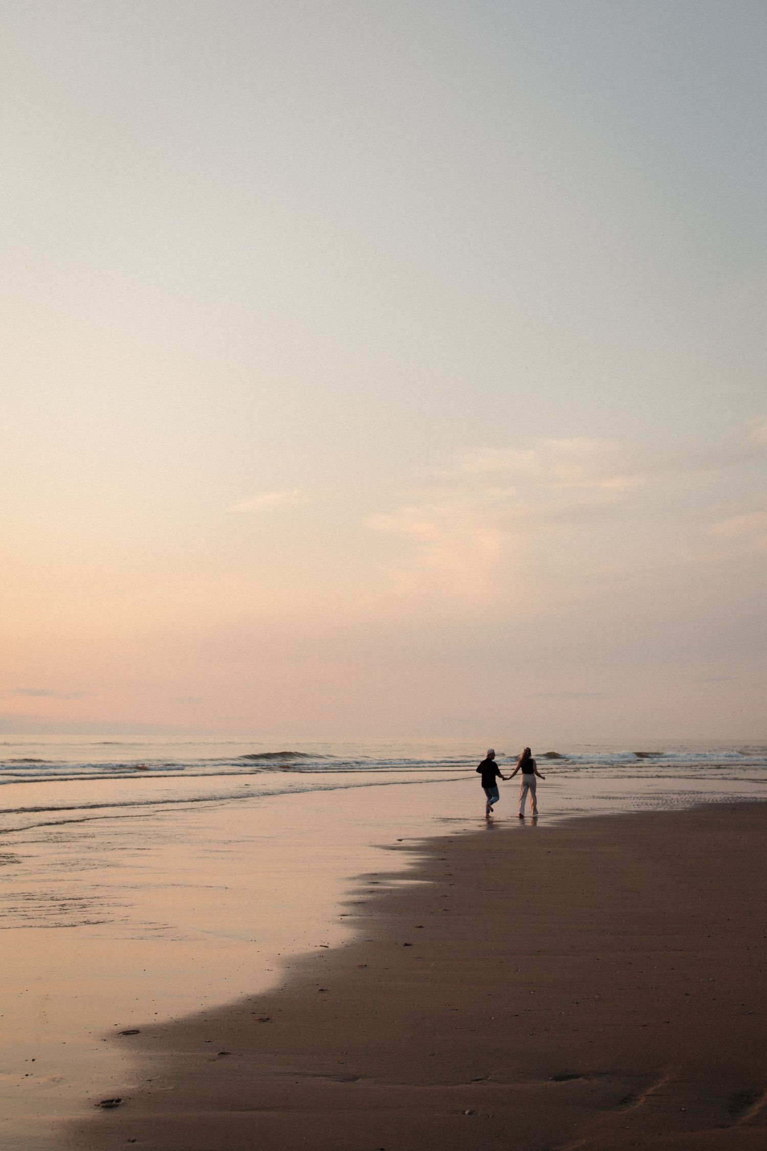 Strand in avondlicht.