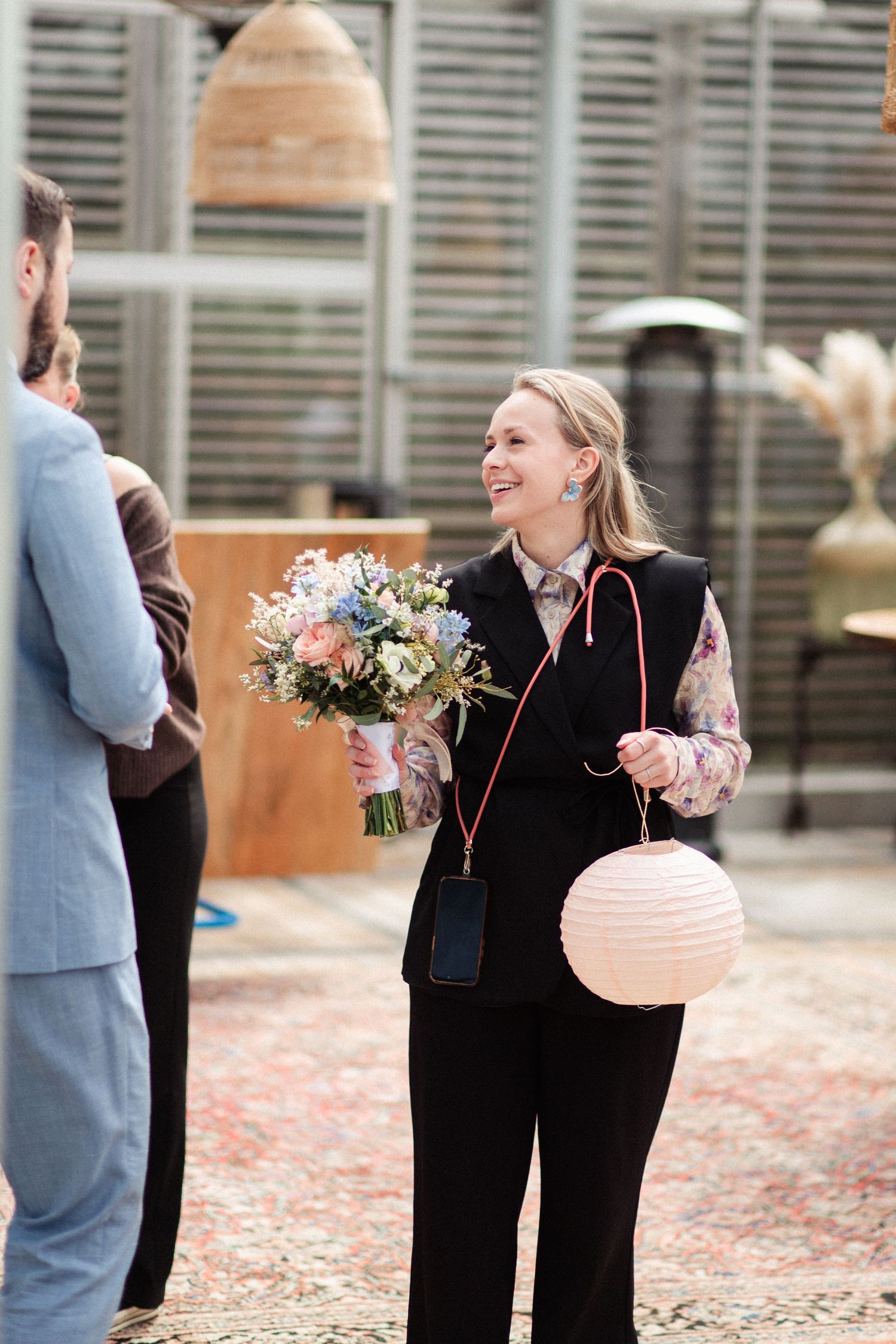 Weddingplanner Tjarda met in haar handen een lampion en een bruidboeket