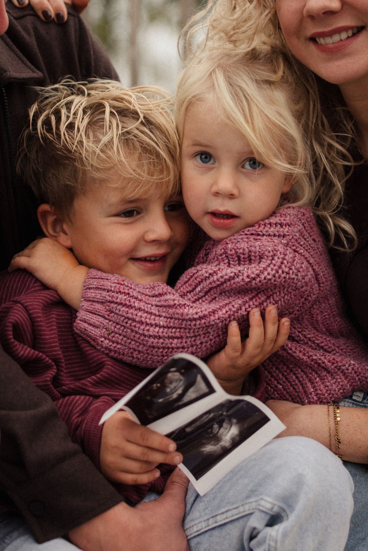 broertje en zusje die elkaar liefdevol omhelzen