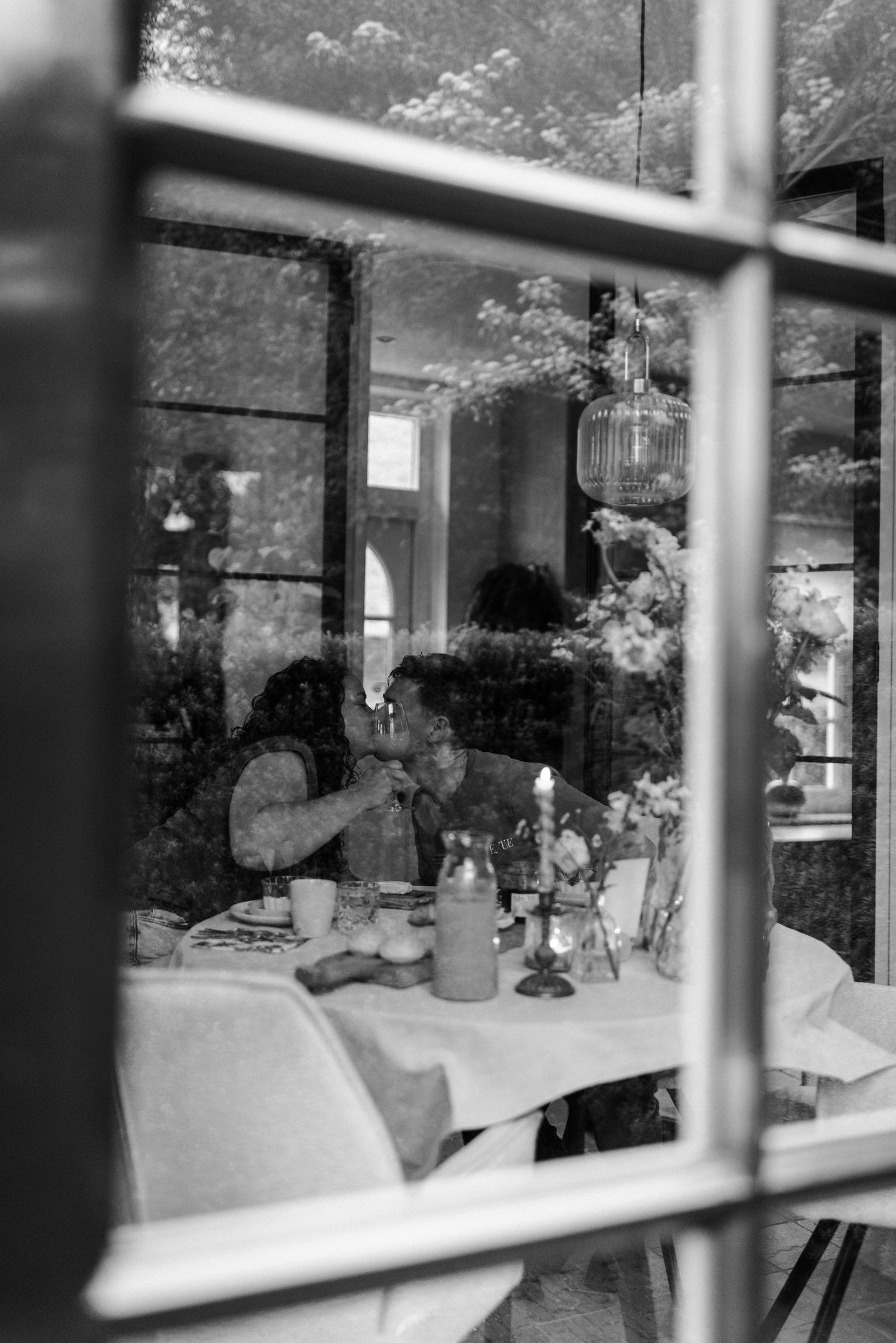 Koppel elkaar kust tijdens een romantisch ontbijt.