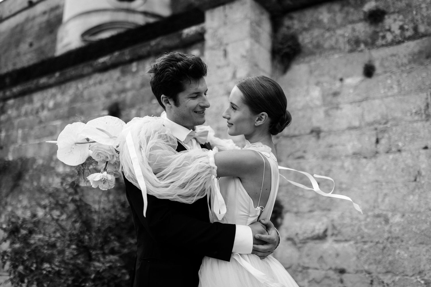 Echtpaar die elkaar liefdevol aankijken bij chateau Neercanne. Foto is in zwart/wit