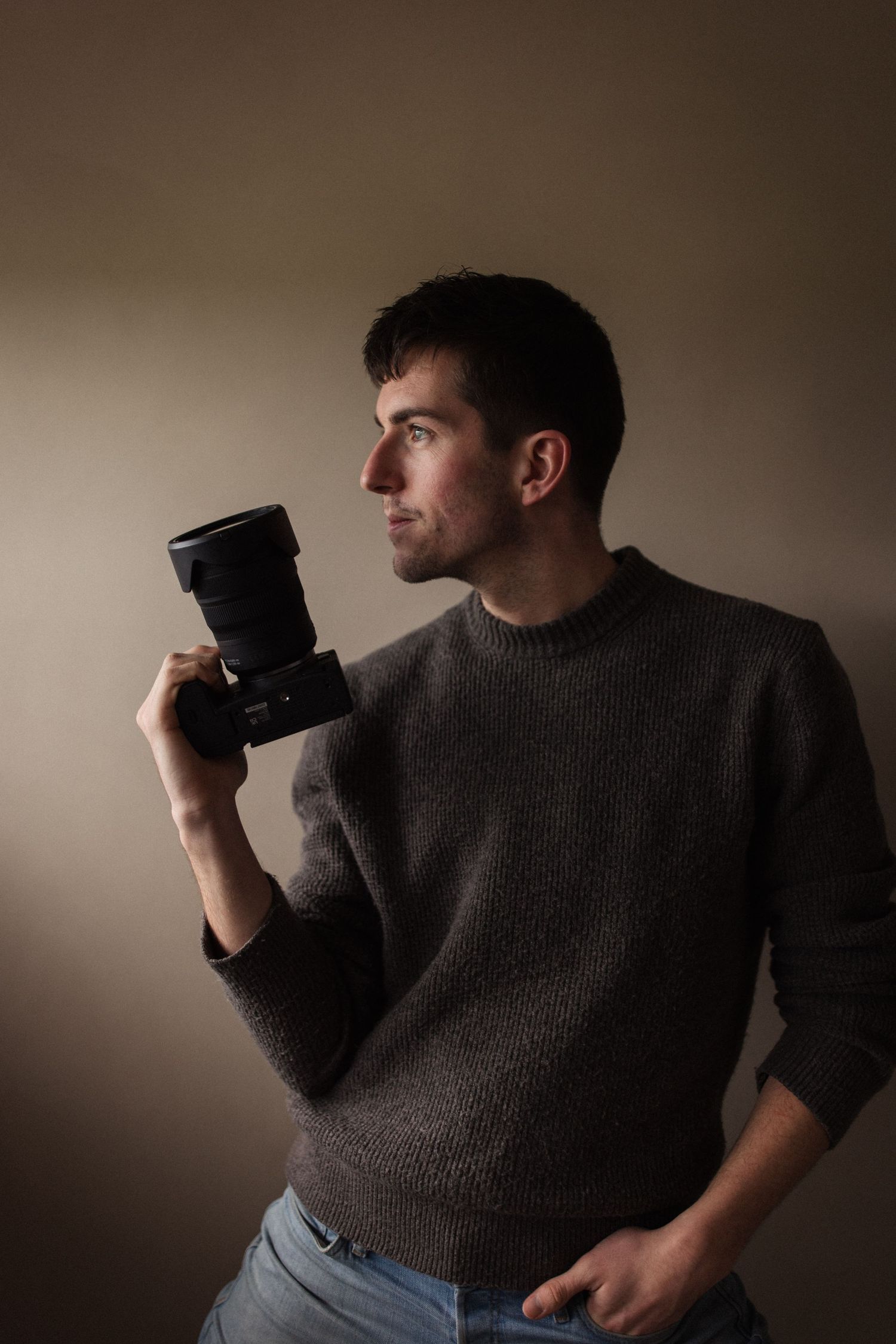 Bas Verburg op de foto met een camera in zijn hand