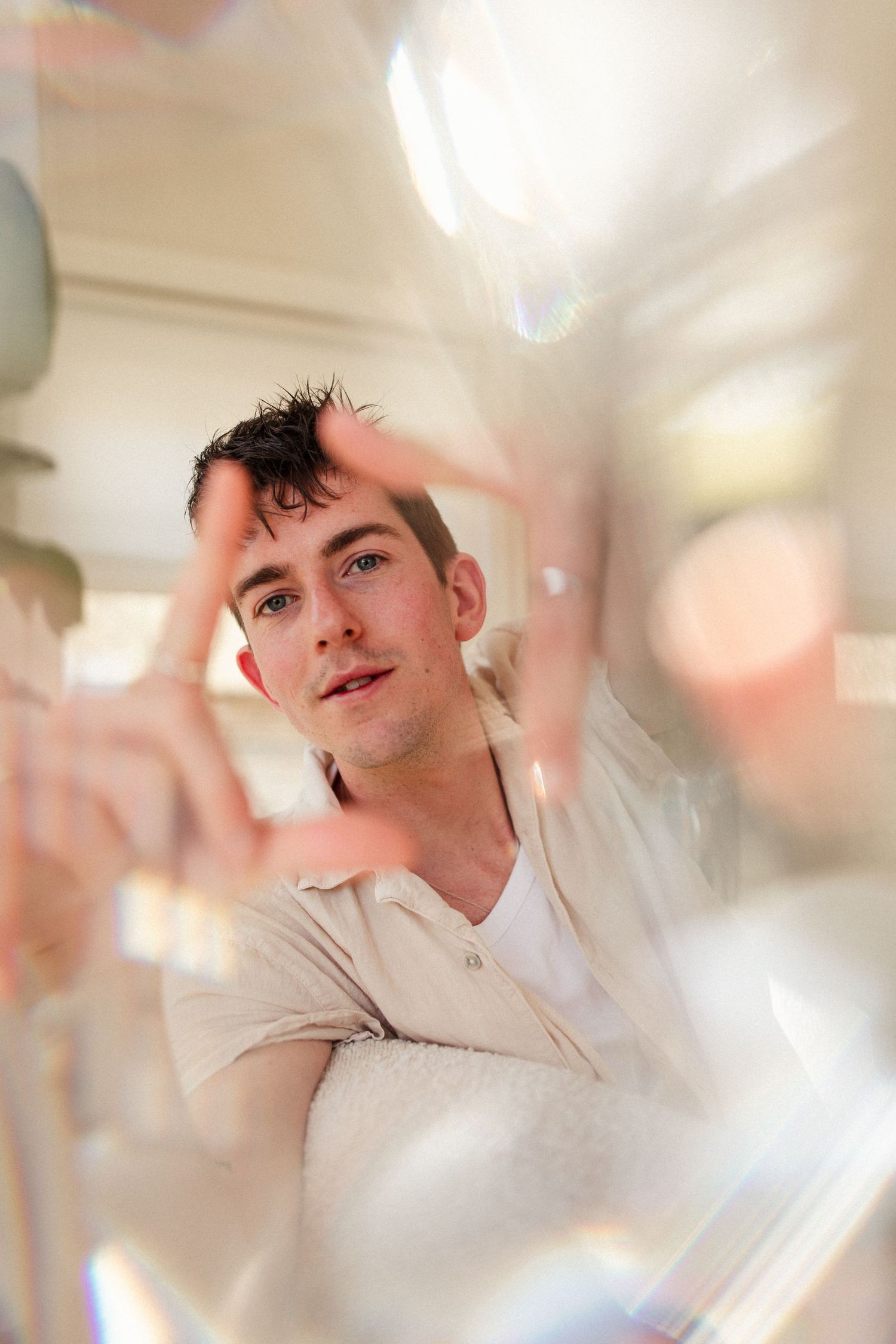 Bas Verburg die door een kader de lens in kijkt