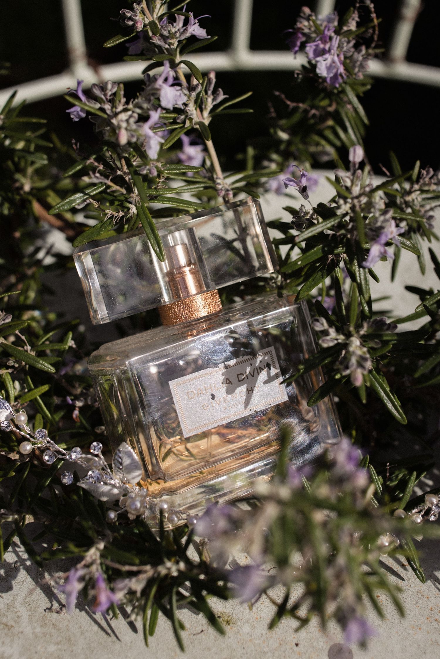 Detailfoto van de parfum van de bruid