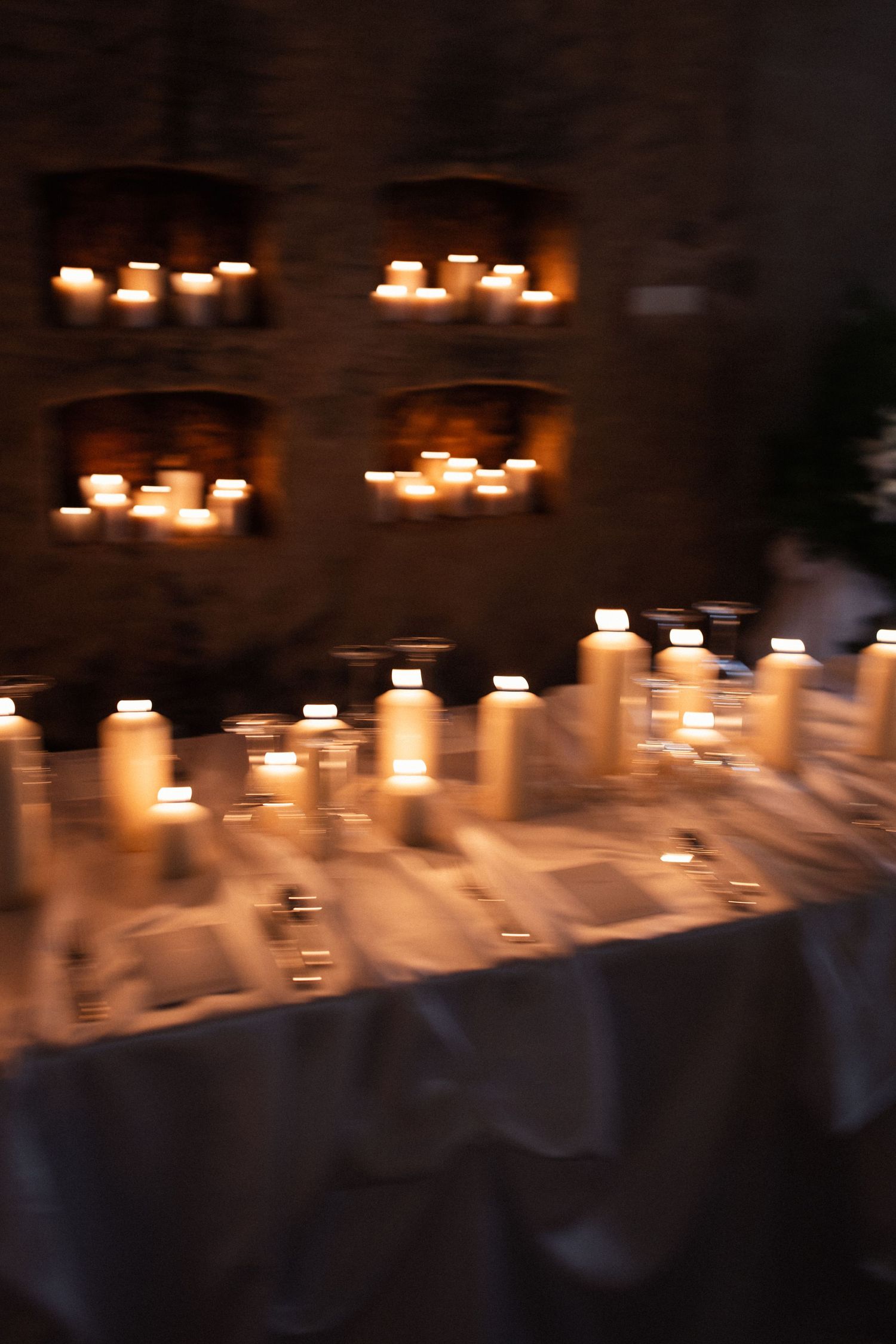 Bewogen sfeerbeeld van een dinersetting op een bruiloft.