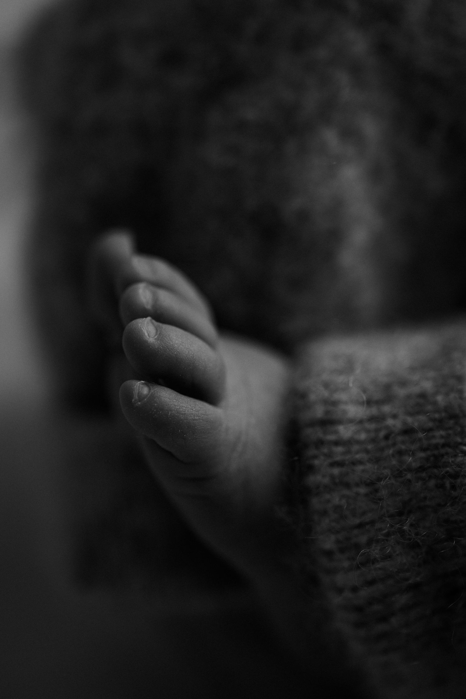 Zwart/wit foto van een baby voetje