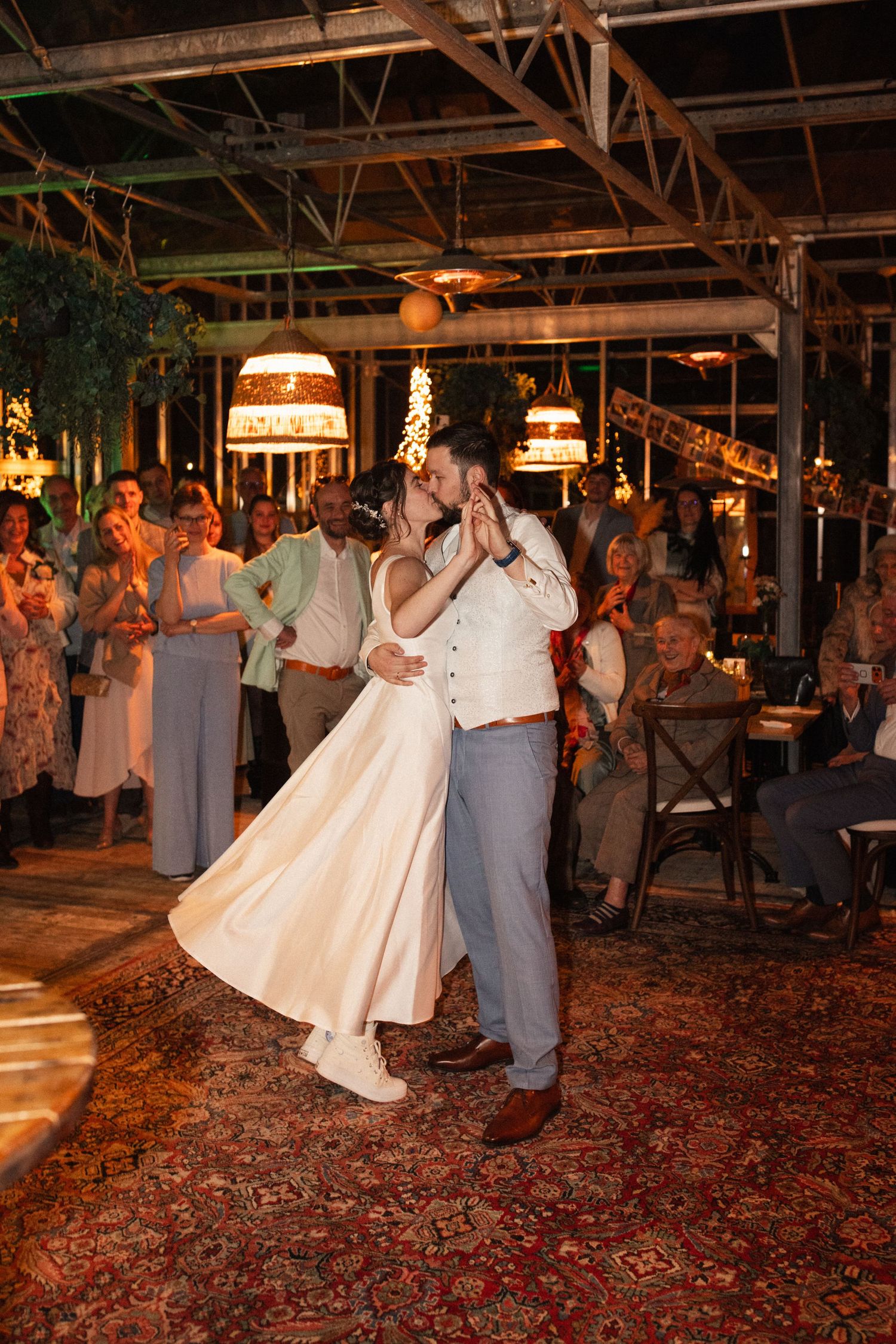 First dance van het bruidspaar midden in de kas van leefgoed de olifant