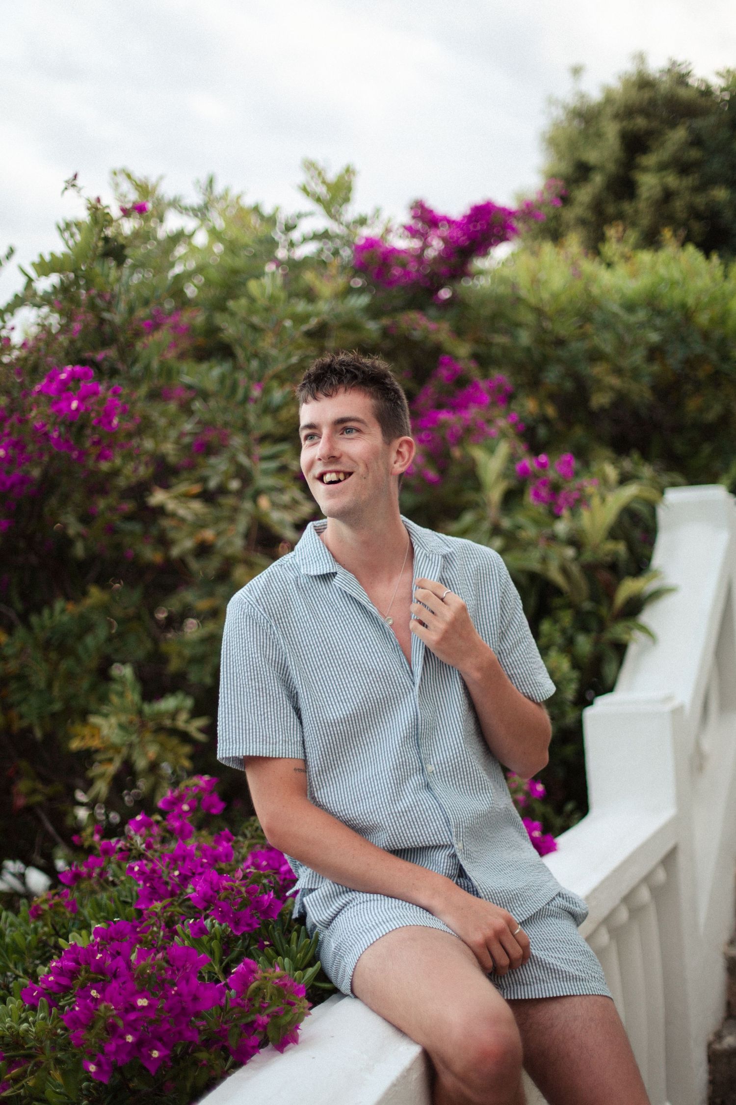 Foto van Bas Verburg in zomers tenue met bloeiende planten op de achtergrond