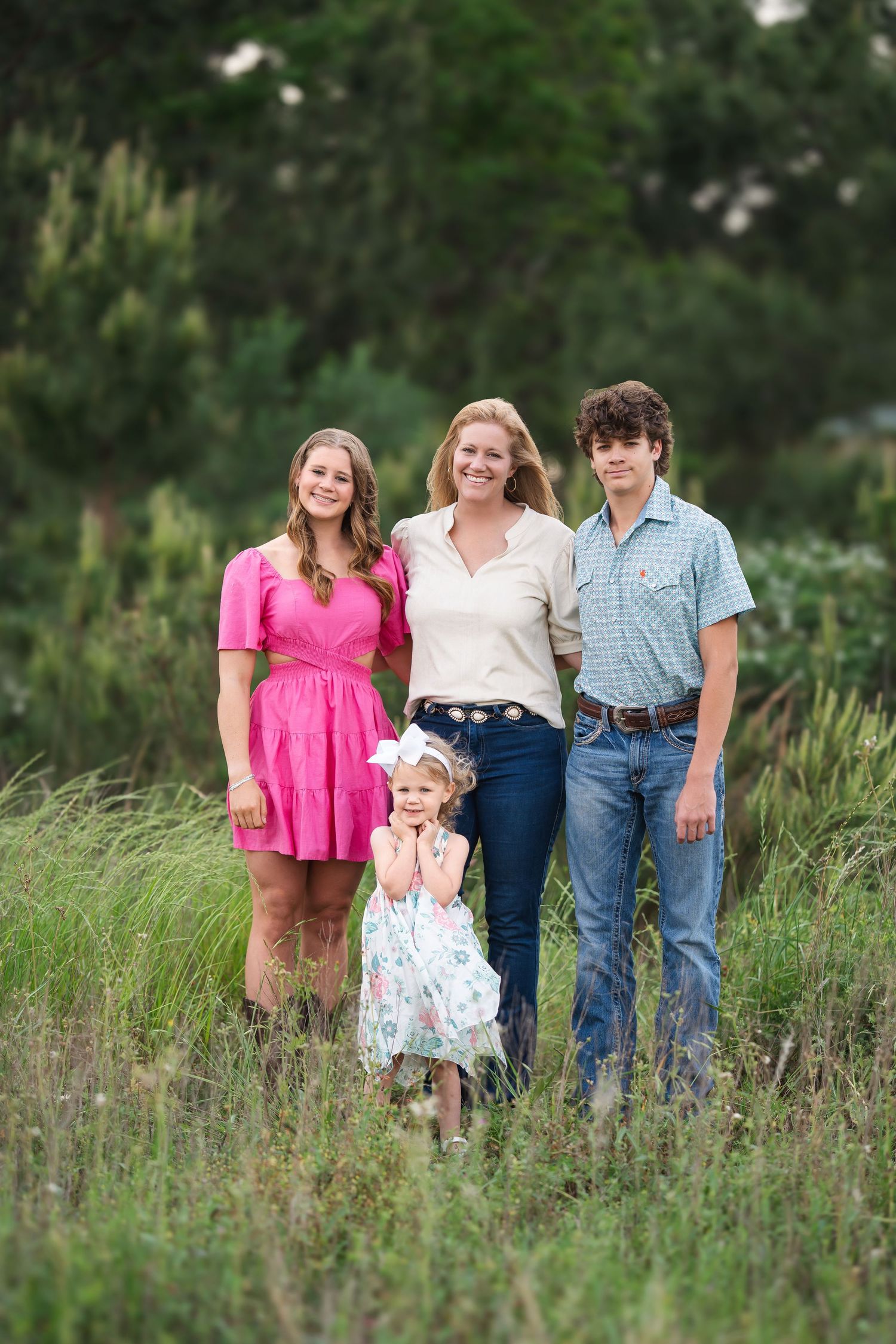 Authentic family moments captured outdoors – natural light photography. Kayleigh Kannady