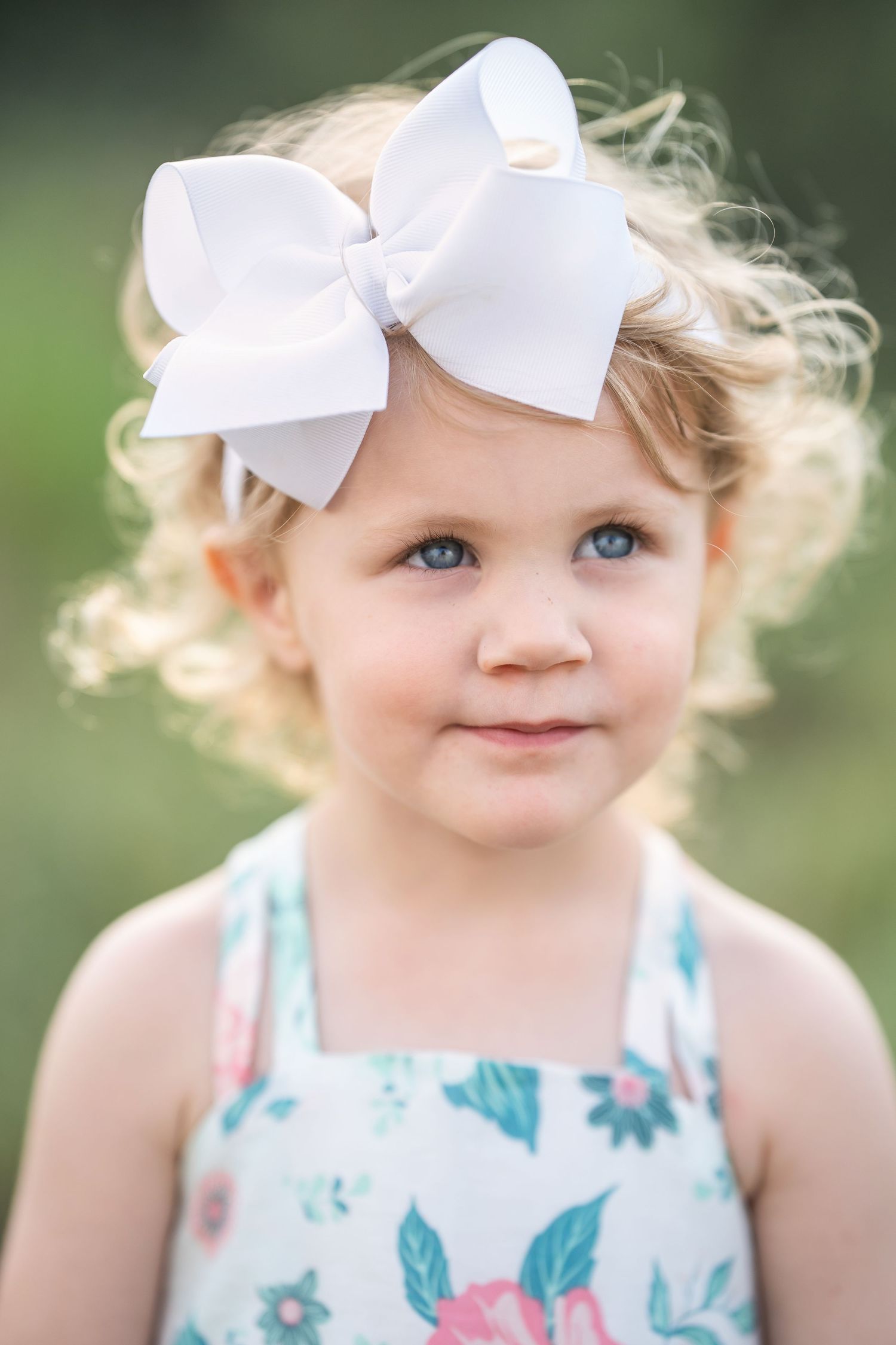toddler's blue eyes in natual light photo in tomball texas captured by photographer kayleigh kannady