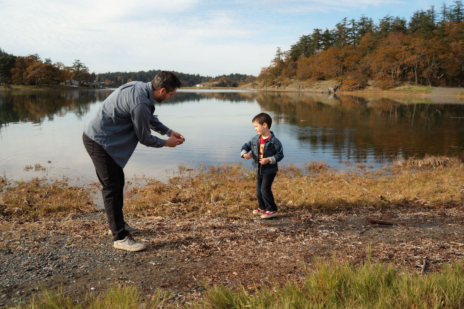 Nanimo, BC family photographer capturing the love between family members enjoying the beautiful nature in Nanaimo, BC