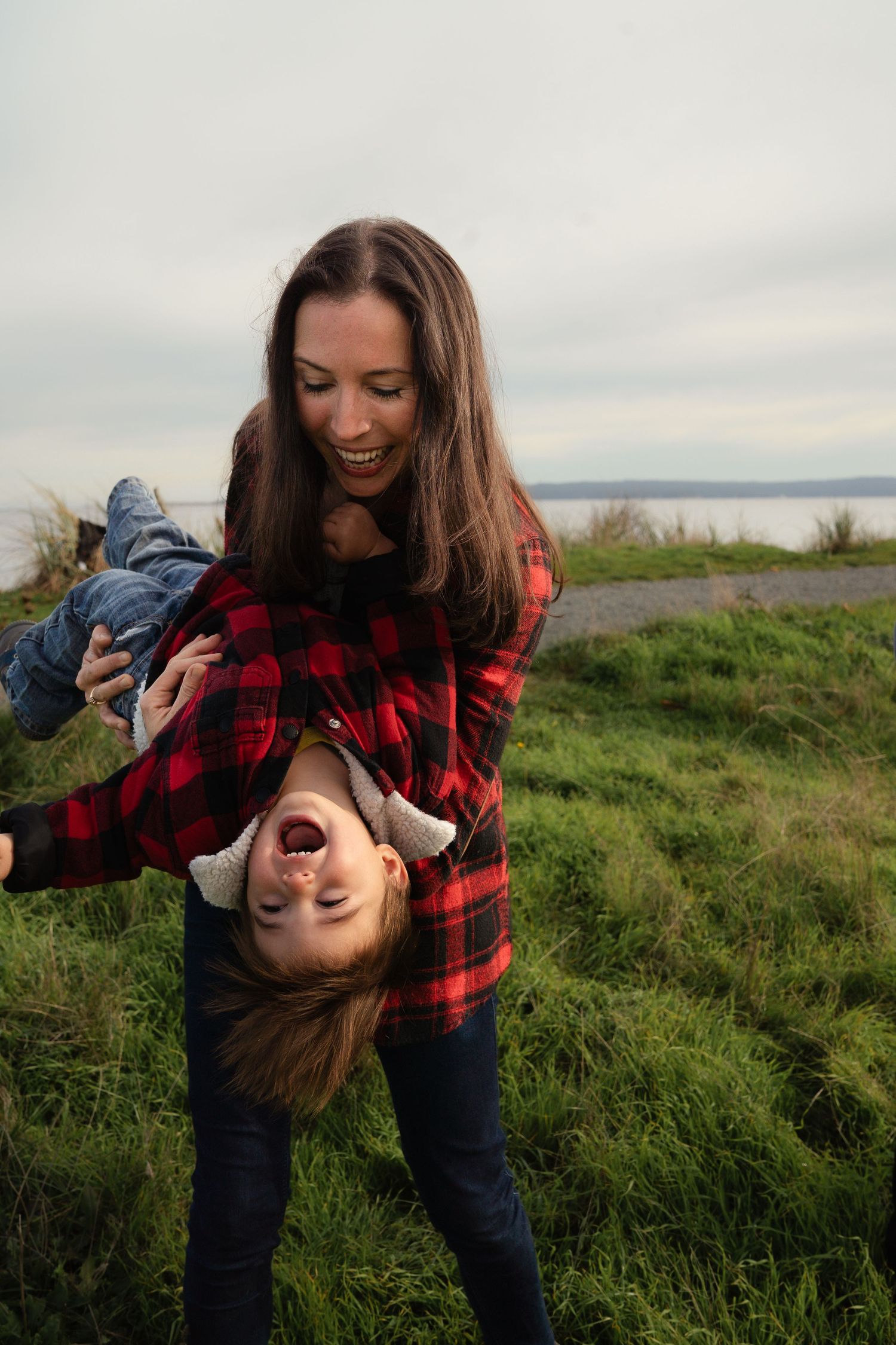 Nanimo, BC family photographer capturing the love between family members enjoying the beautiful nature in Nanaimo, BC