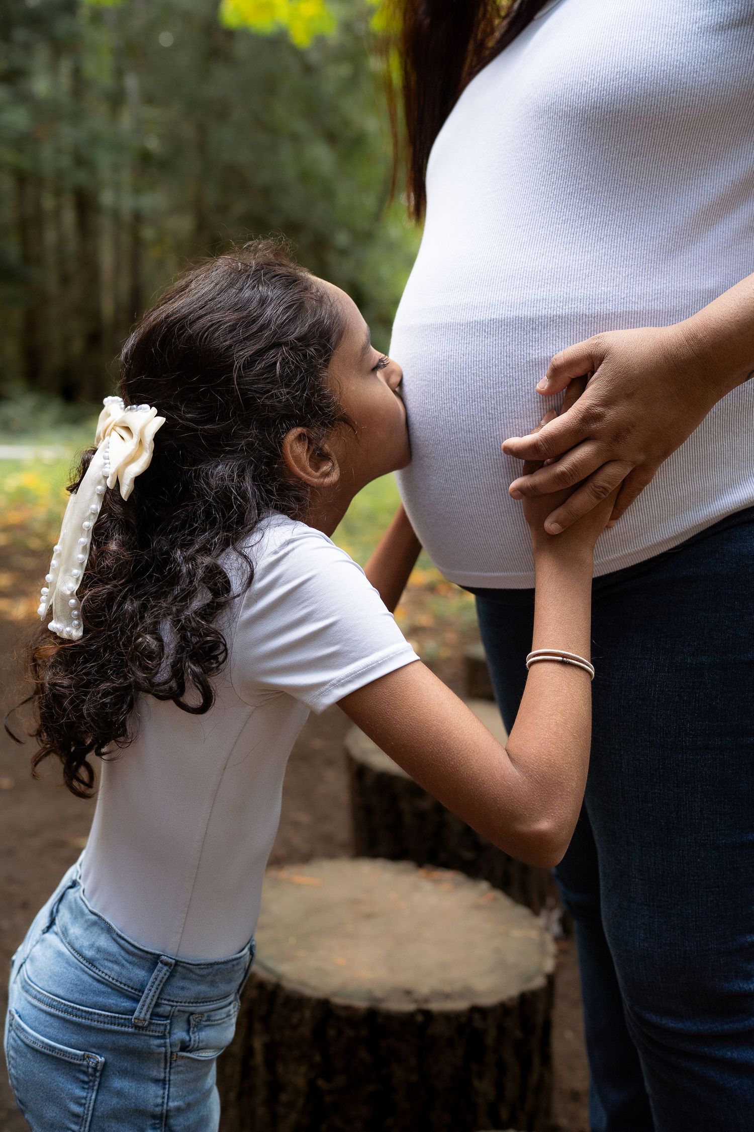Nanaimo, BC photographer photographing a glowing expectant mother in natural light highlighting the beauty of pregnancy