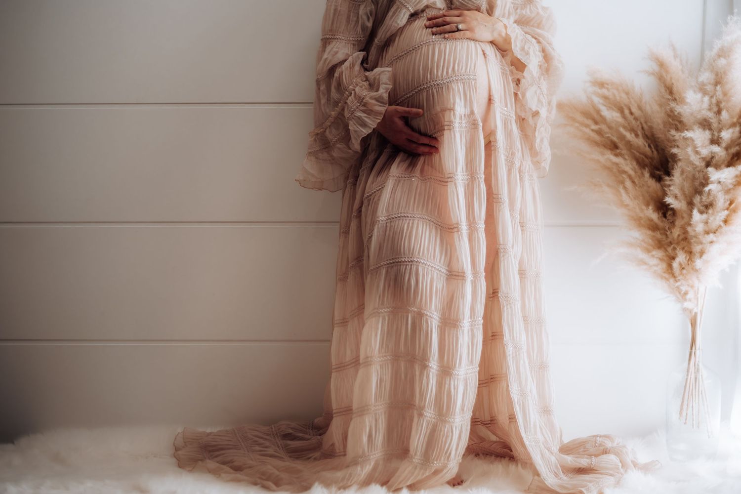 Minimalist maternity photography with flowing dress and dried pampas grass arrangements. Maternity photographer Ontario