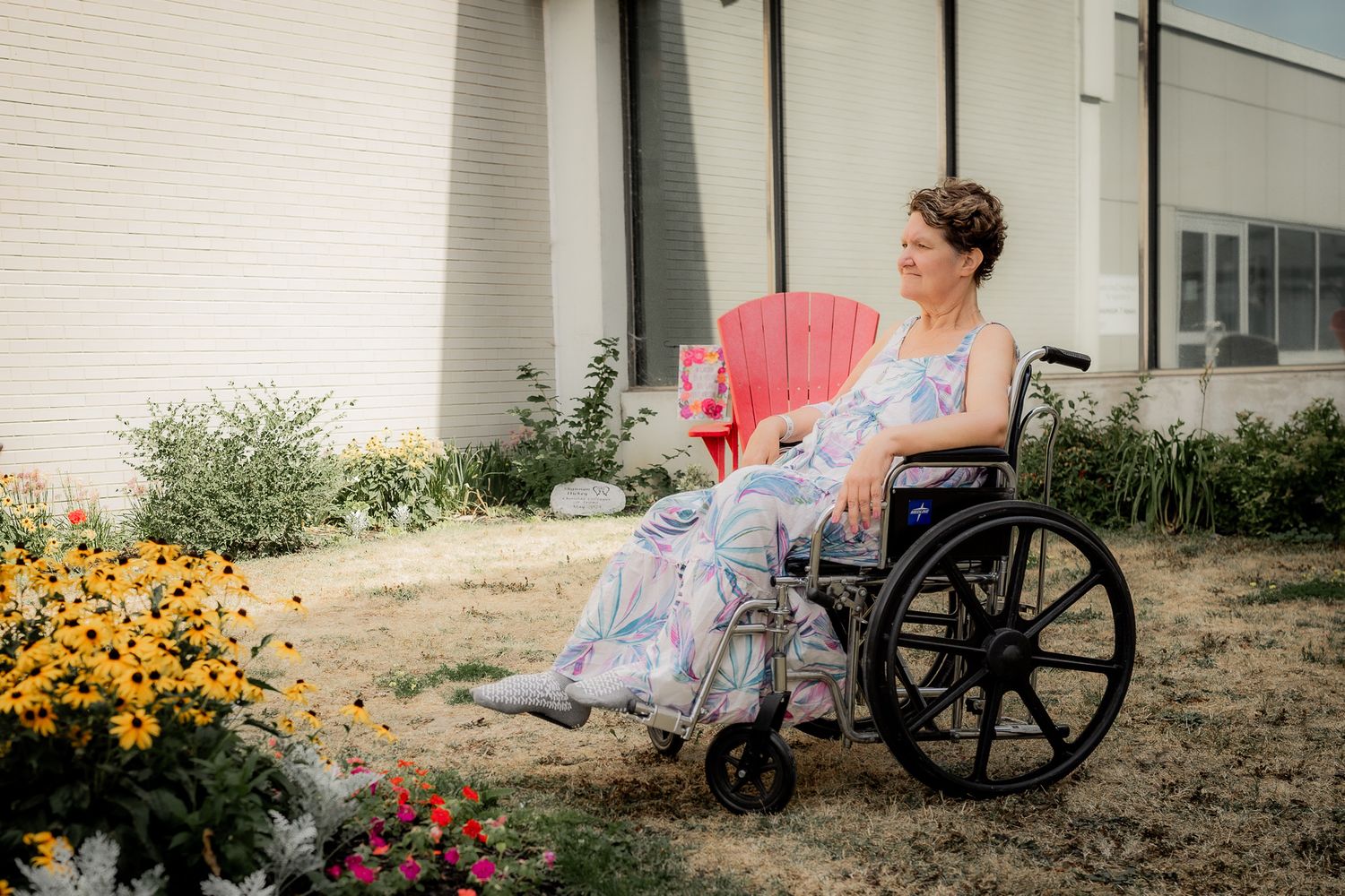 Panoramic sequence capturing tender caregiving interactions near flowering garden.