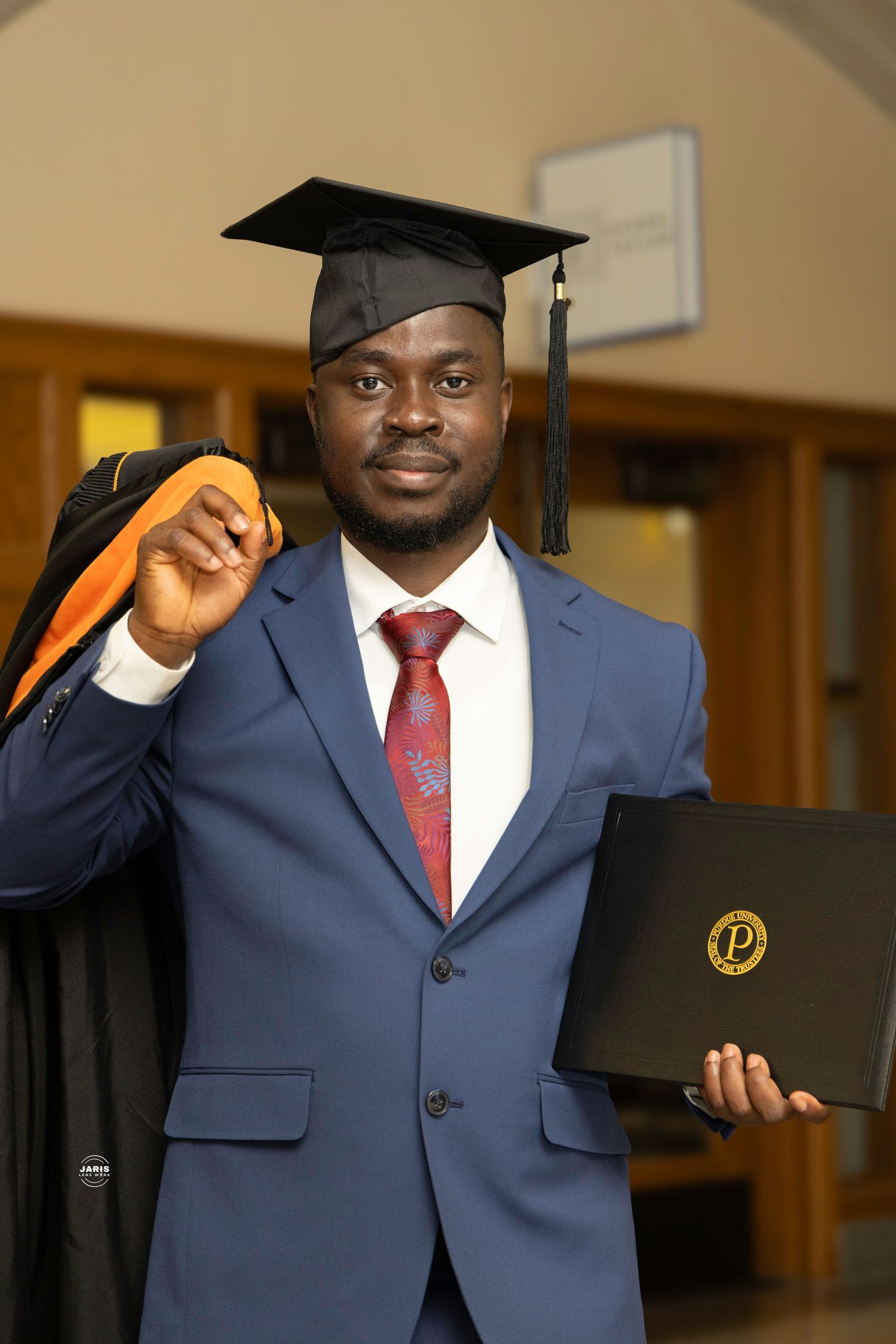 Jarislenswork, photographer in Lafayette, Indiana, graduation picture