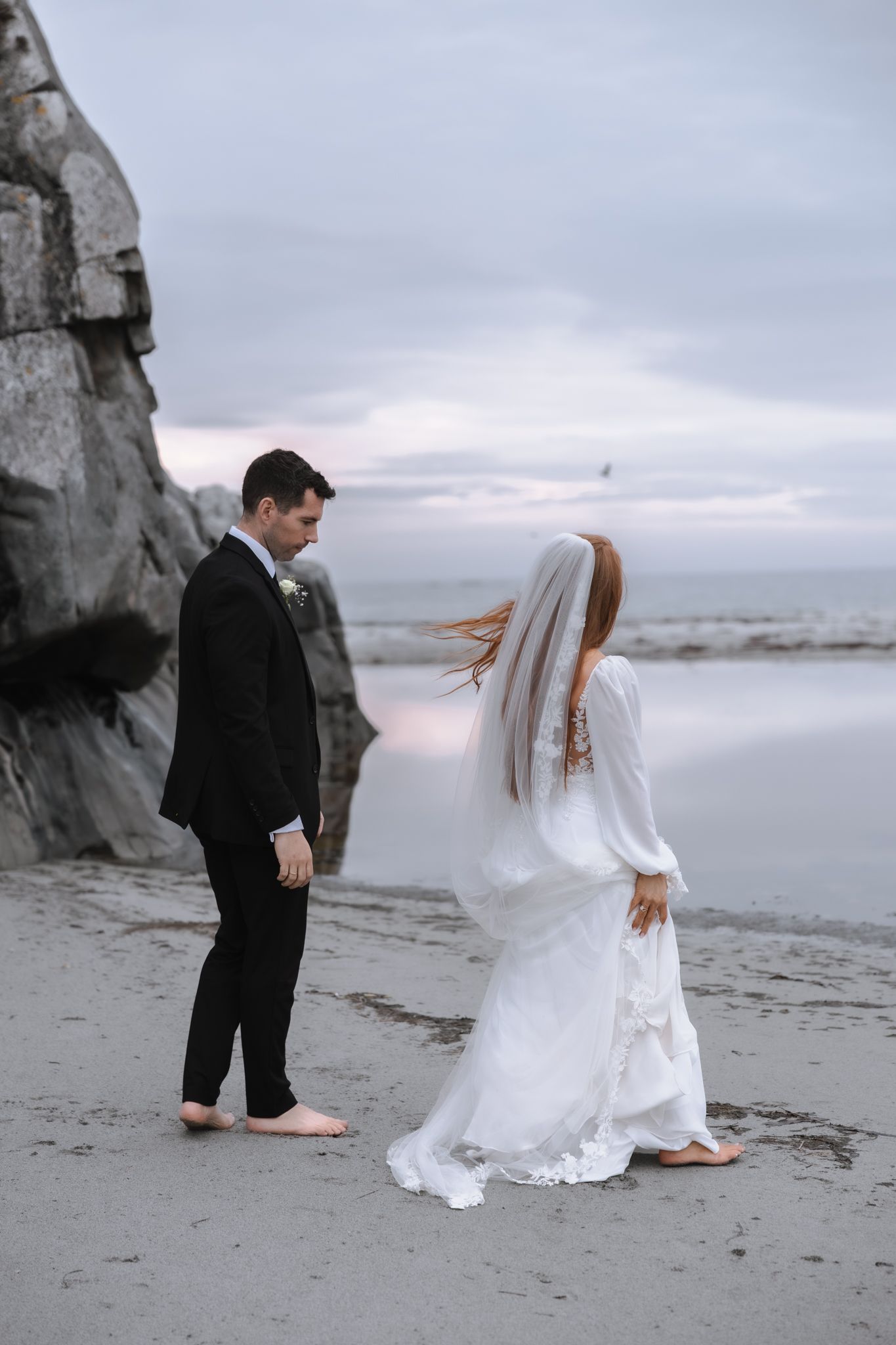 Brudepar går sammen på stranden, Sandvedsanden