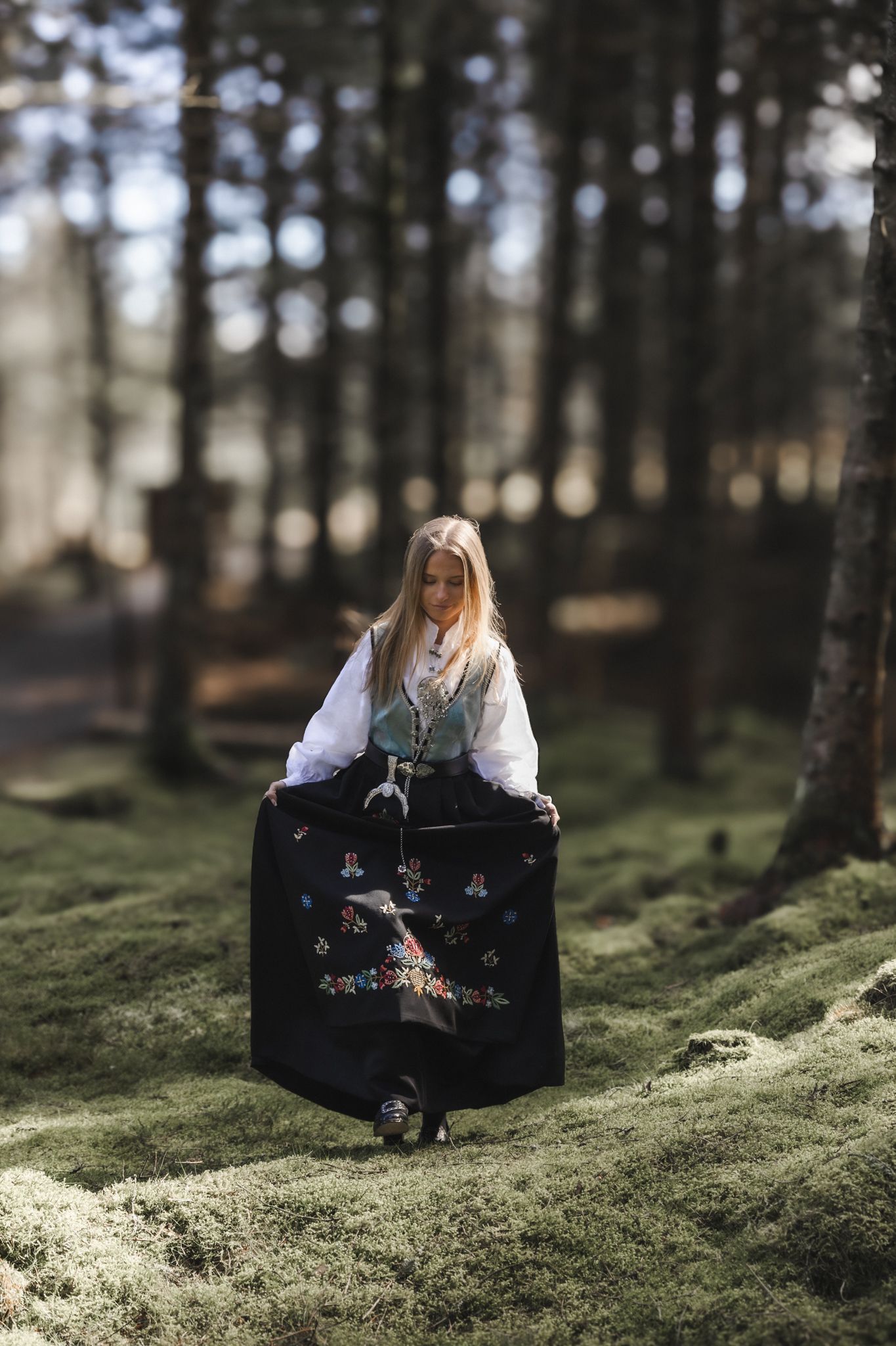 Konfirmant i bunad fotografert utendørs i Haugesund – naturlig og dokumentarisk stil